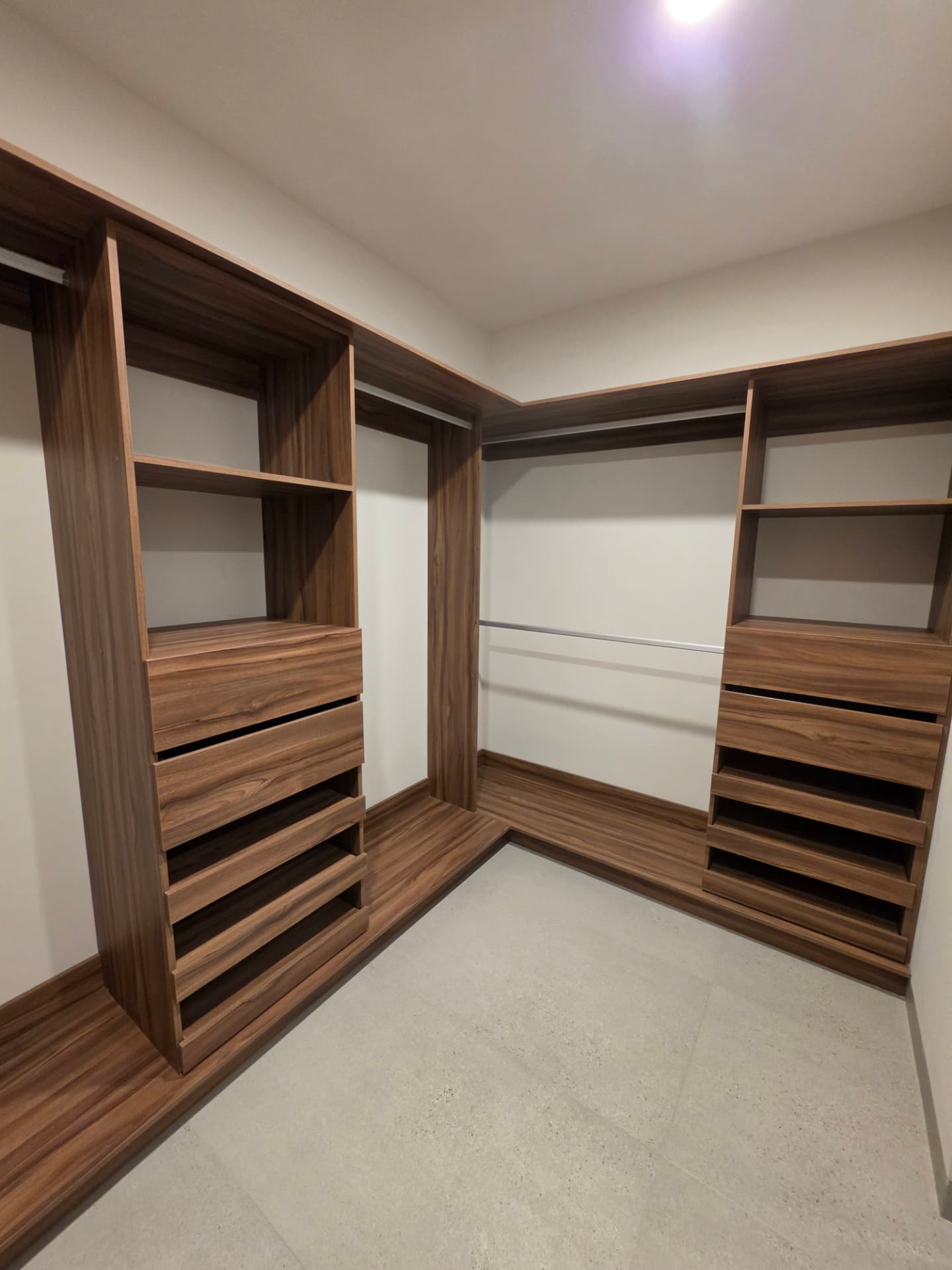 Vestidor amplio con entrepaños y cajoneras de madera