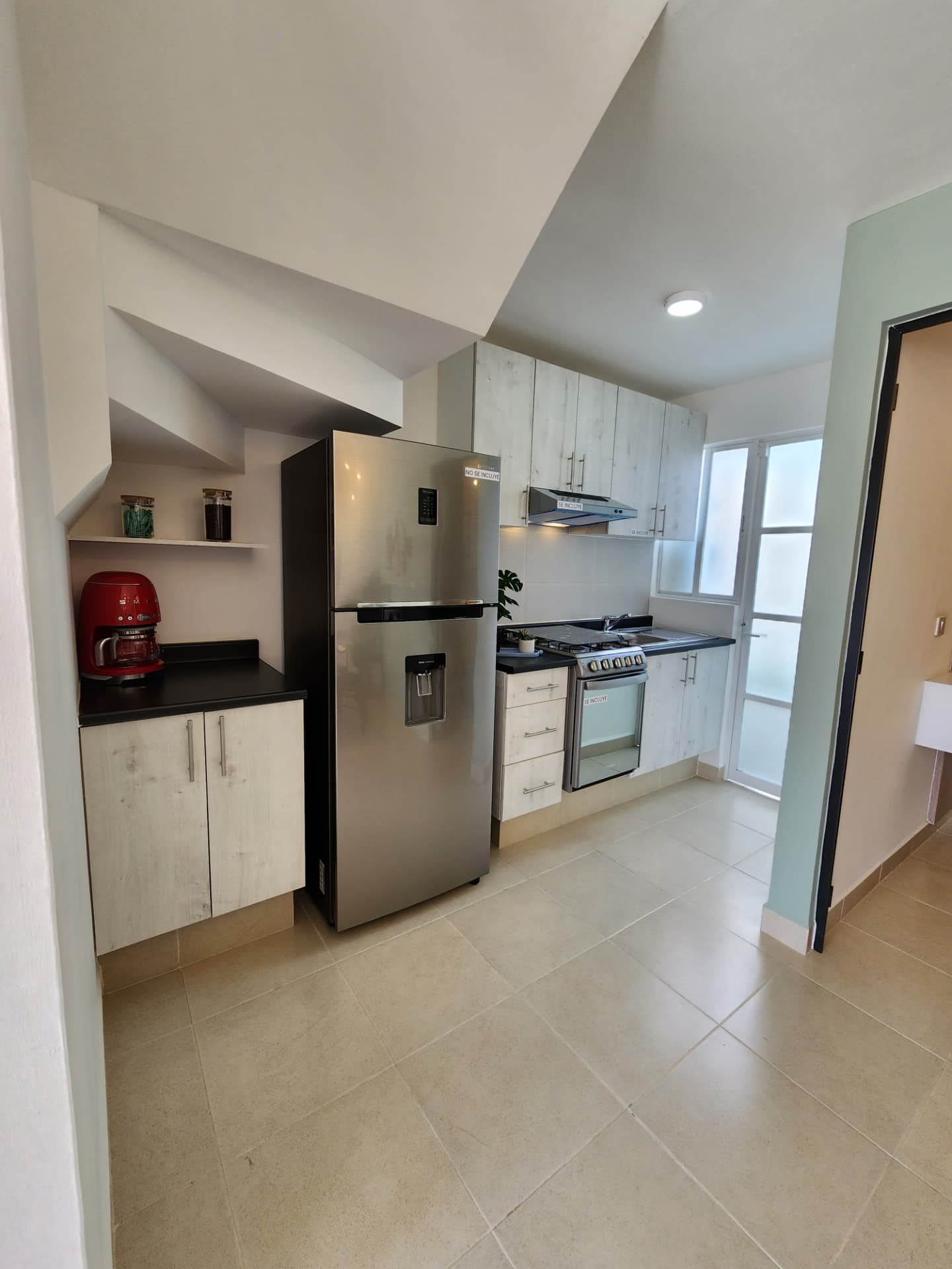 Cocina con parrilla, campana y alacenas hasta el techo