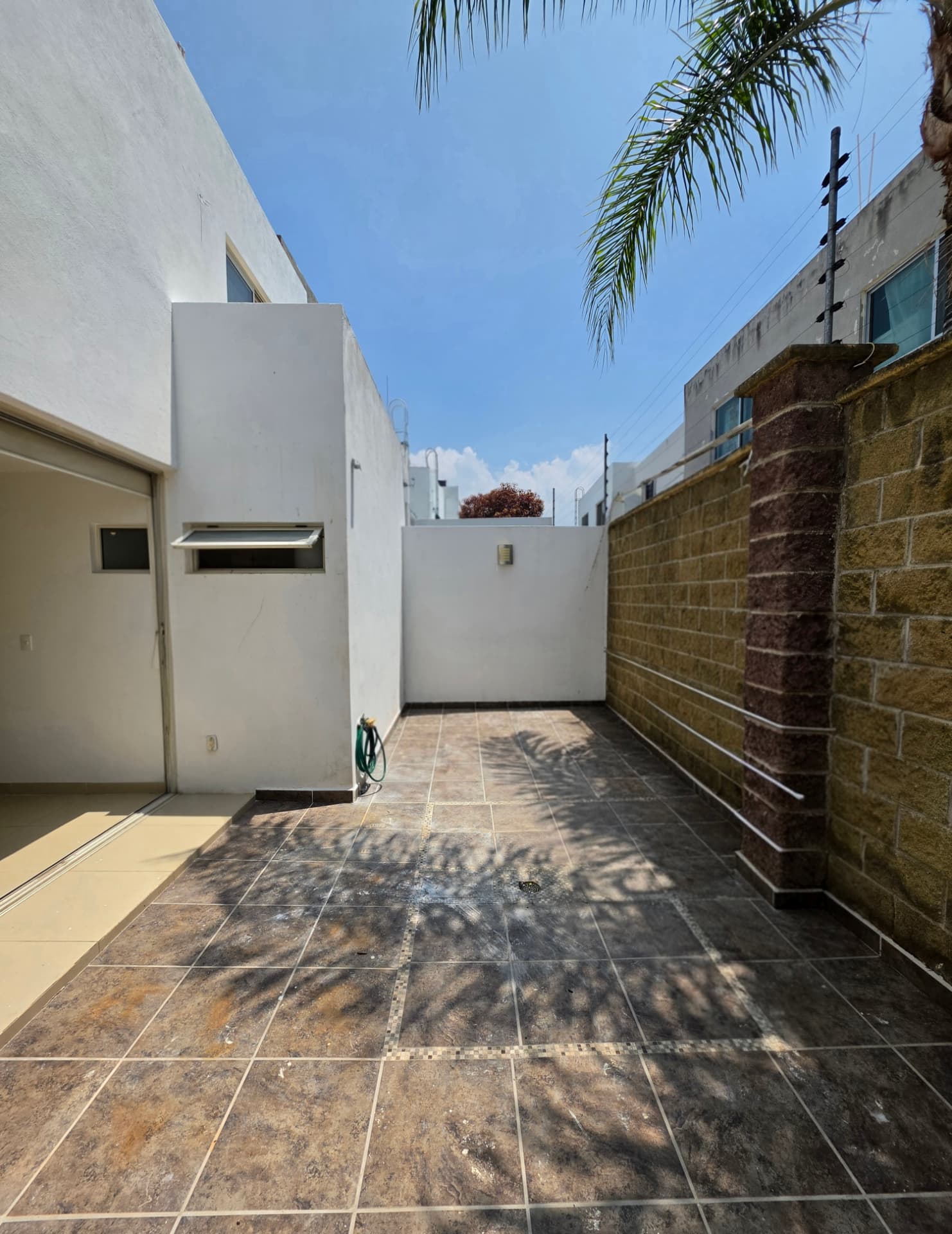Patio lateral con acceso a cocina