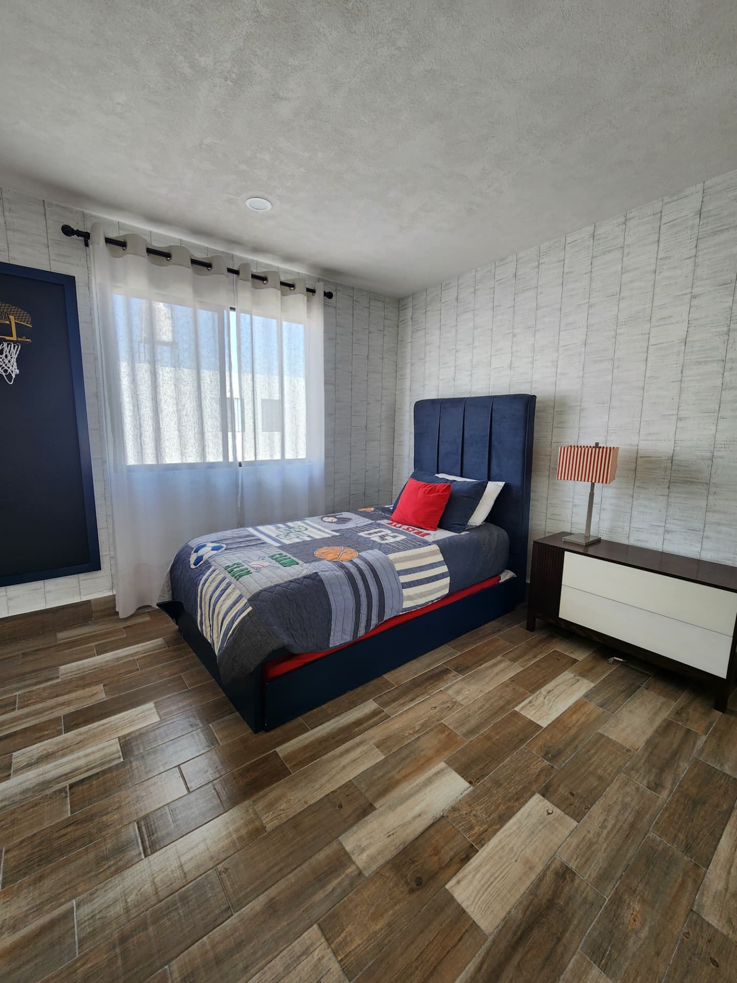 Segunda recámara con piso de madera