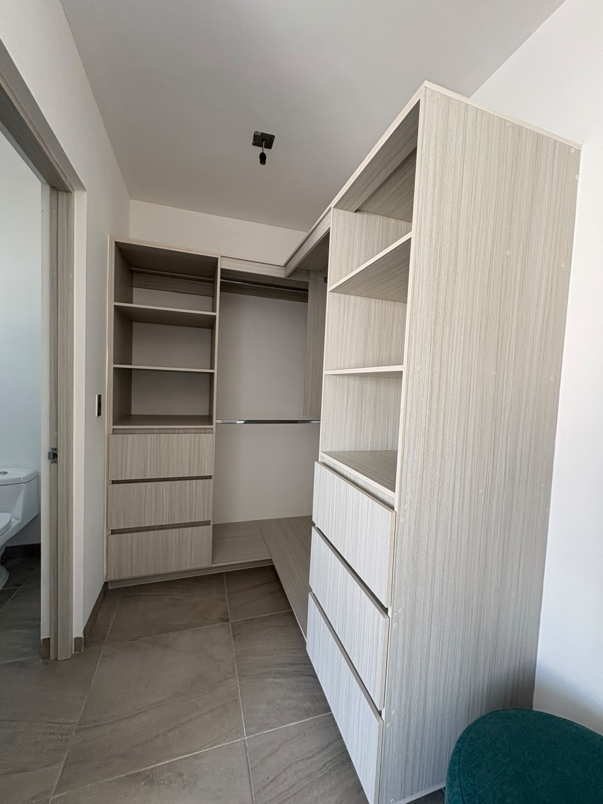 Vestidor con cajonería y repisas