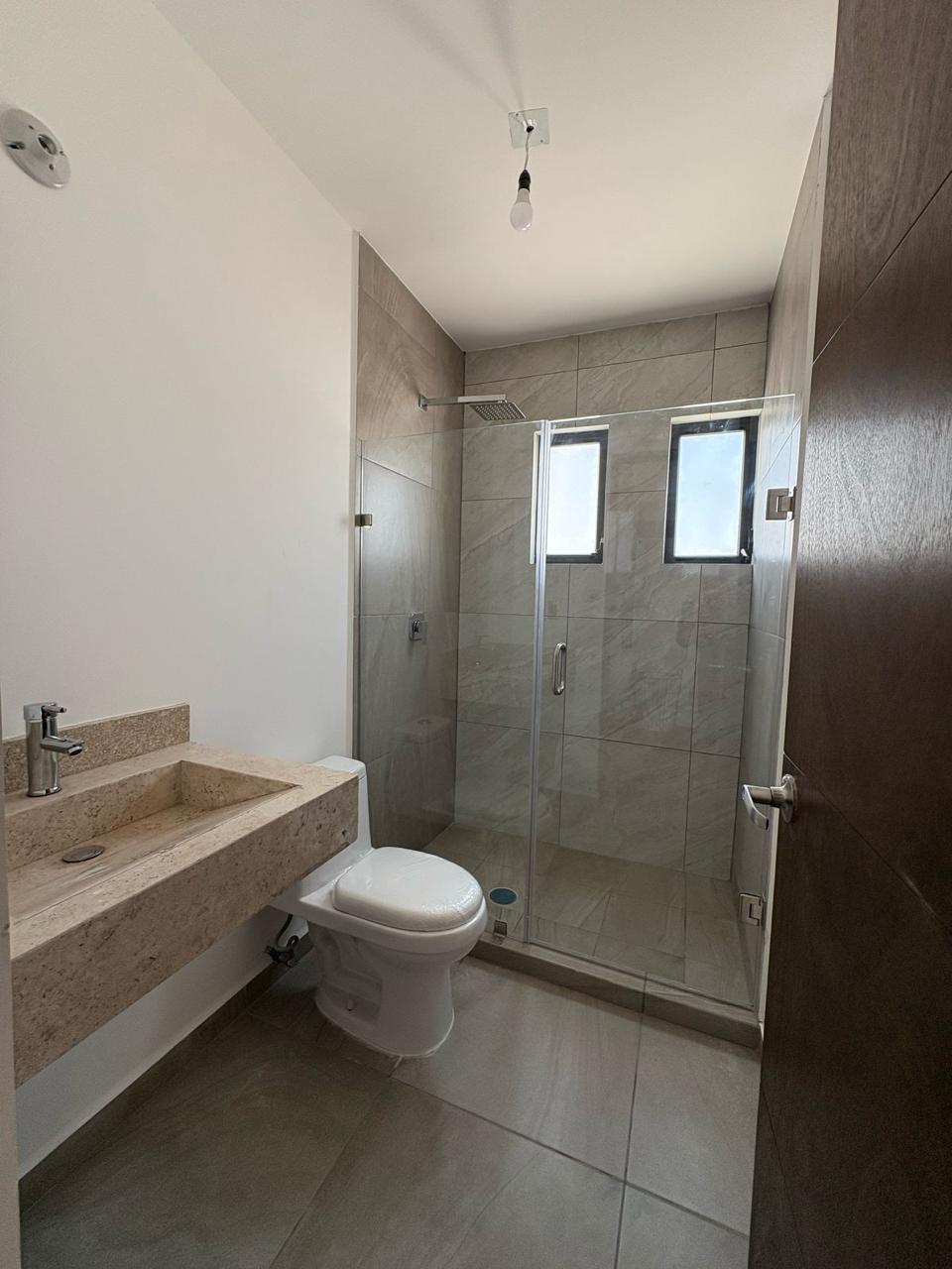 Baño completo con regadera y cancel de cristal