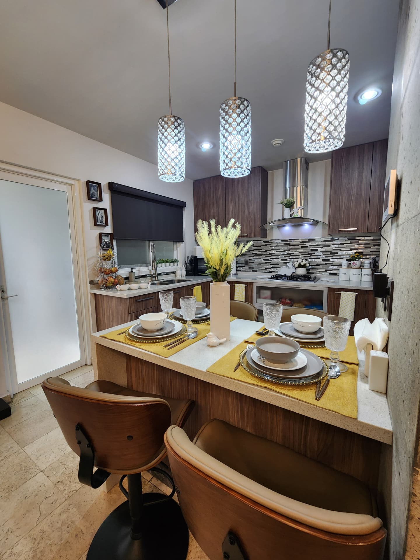 Cocina equipada con desayunador, campana de acero y alacena