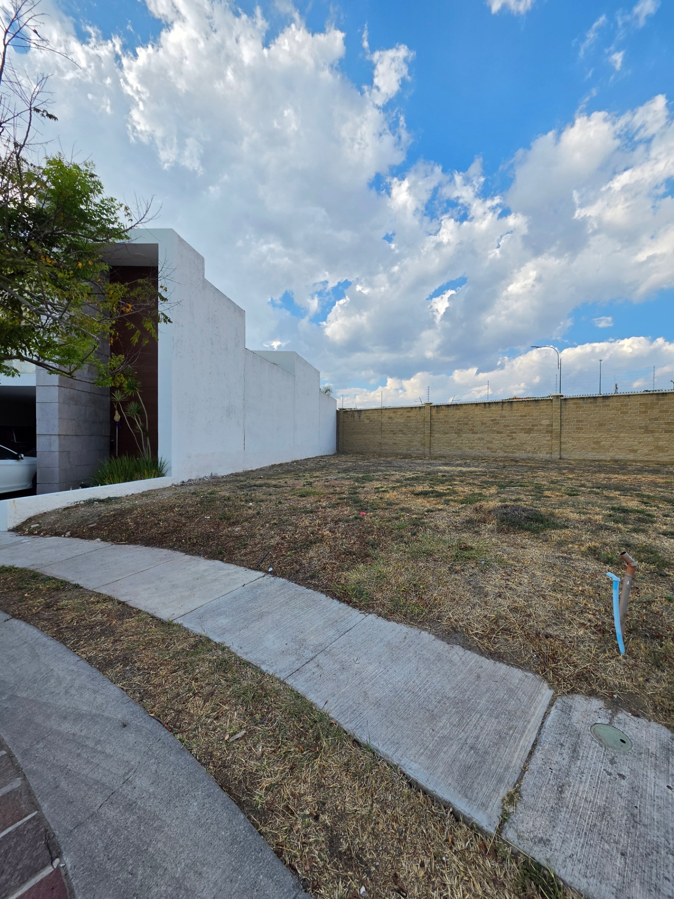 Vista lateral del terreno