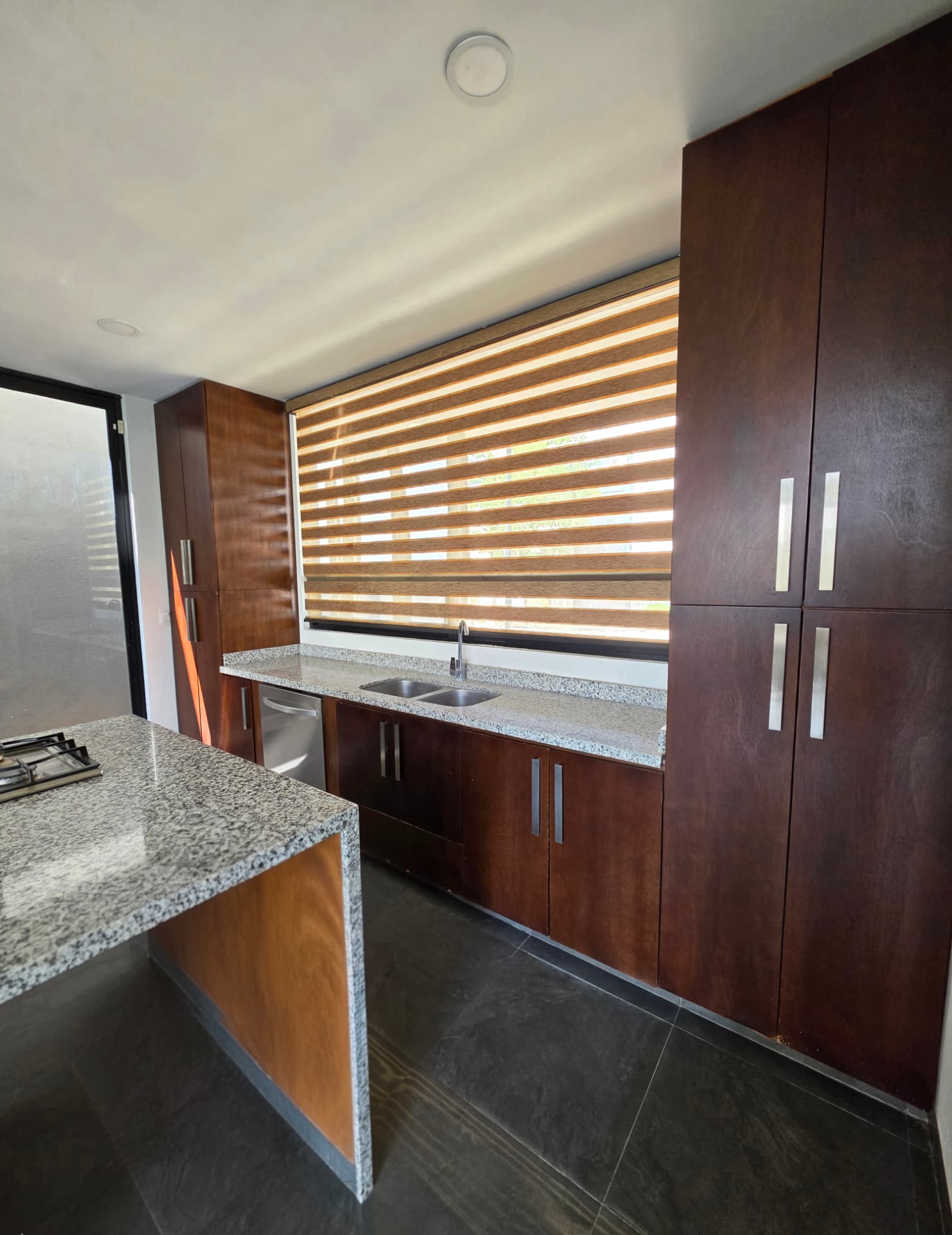 Cocina con alacena y tarja
