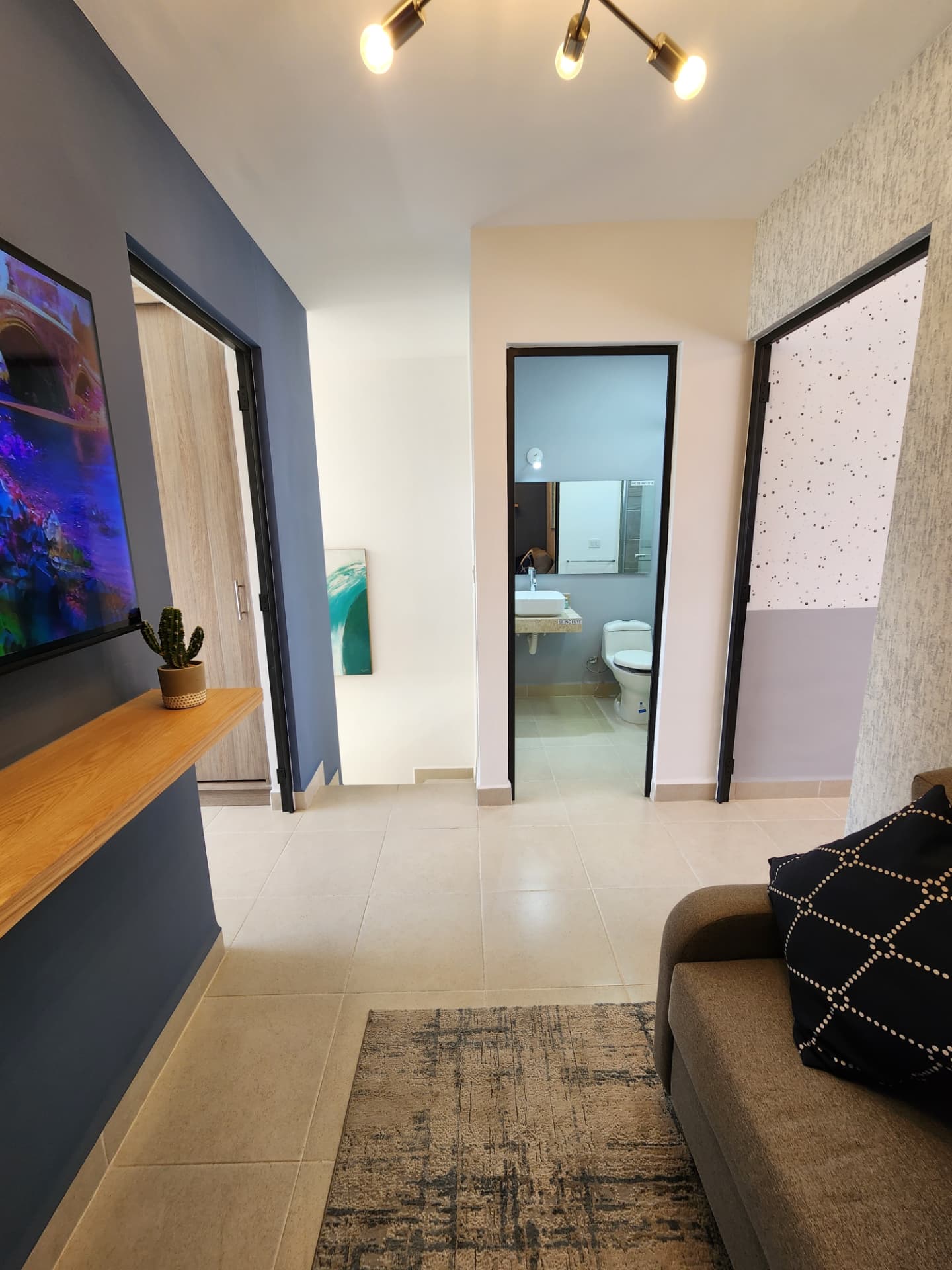 Distribuidor de planta alta con acceso a baño y recámaras