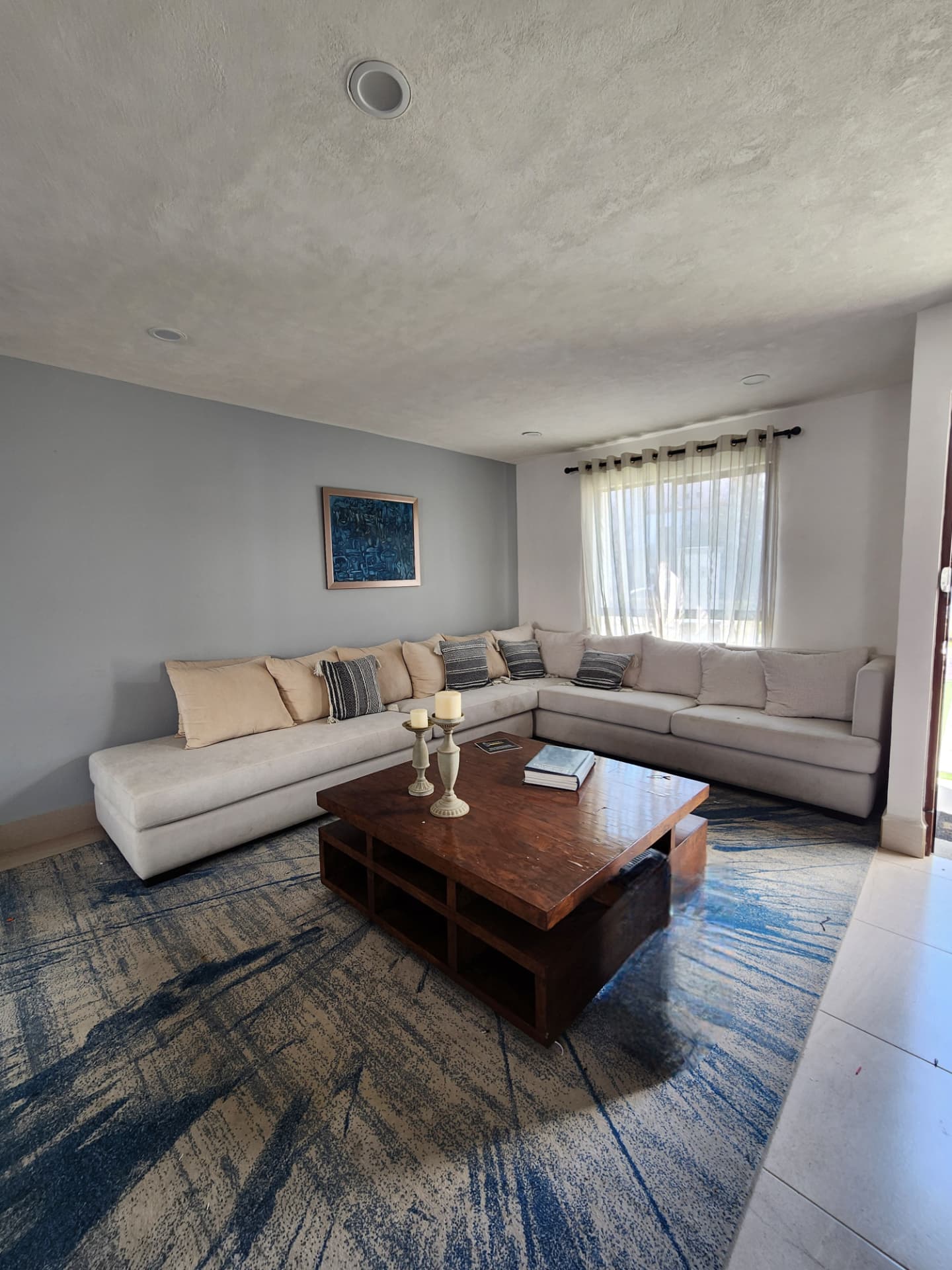 Sala amplia con luz natural