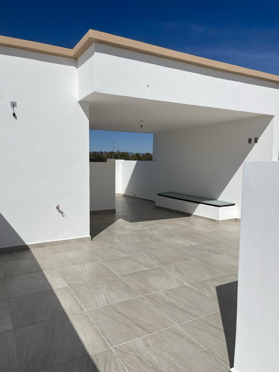 Roof garden con terraza techada y vista abierta