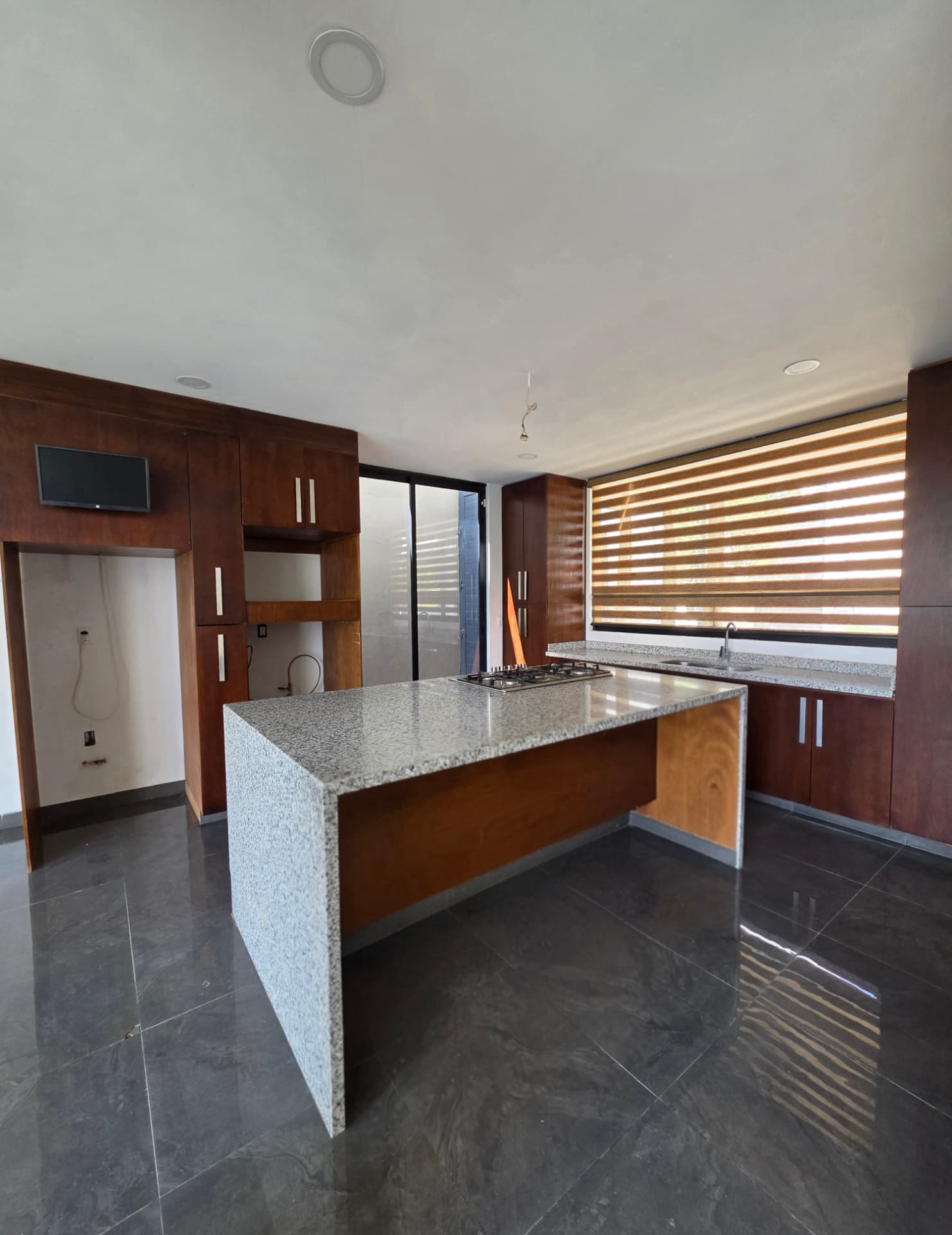 Cocina equipada con isla de granito