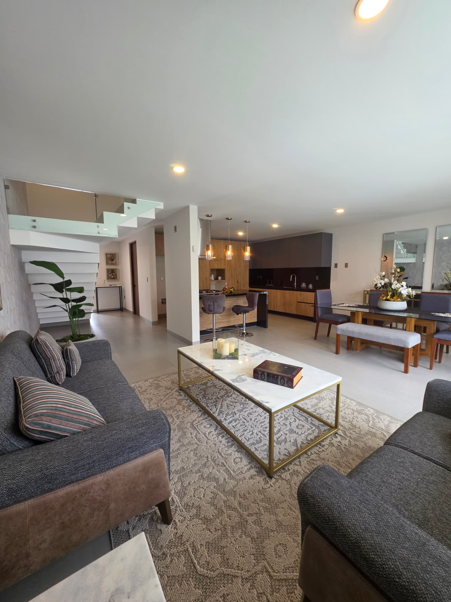 Sala y comedor integrados con cocina y desayunador al fondo