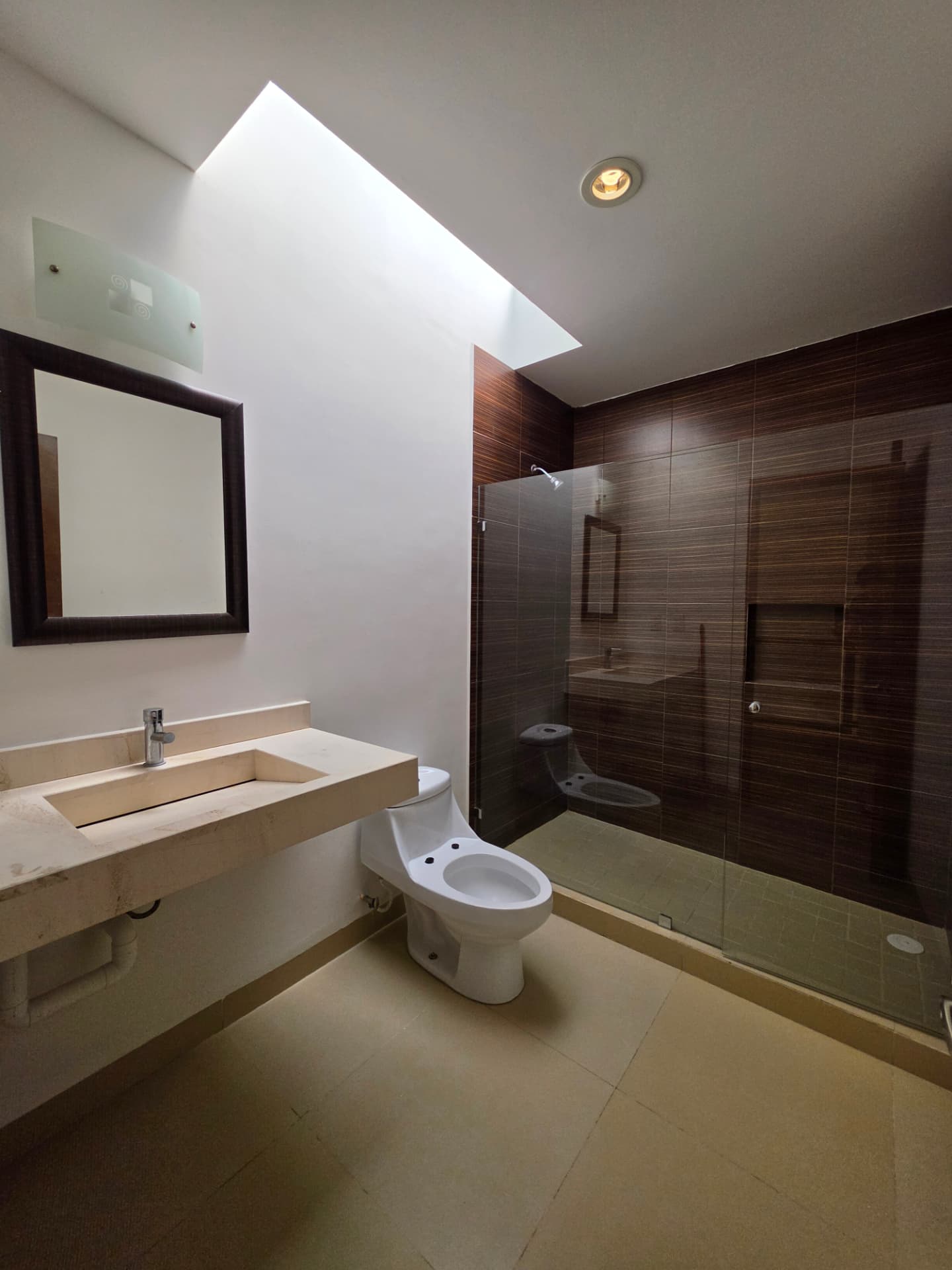 Baño completo con regadera y cancel de cristal