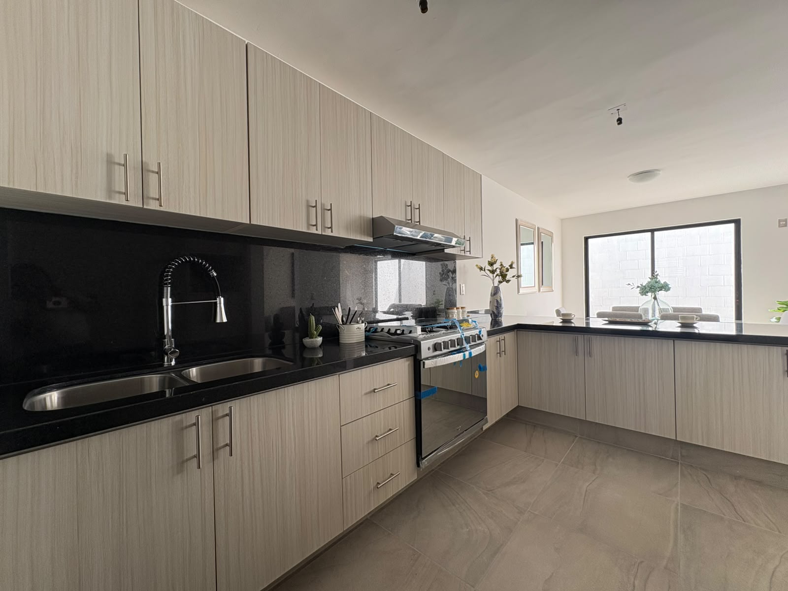 Cocina integral en L con barra y vista al comedor