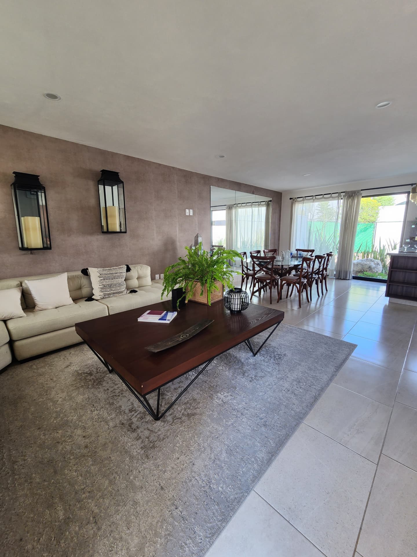 Sala y comedor integrados con salida al jardín