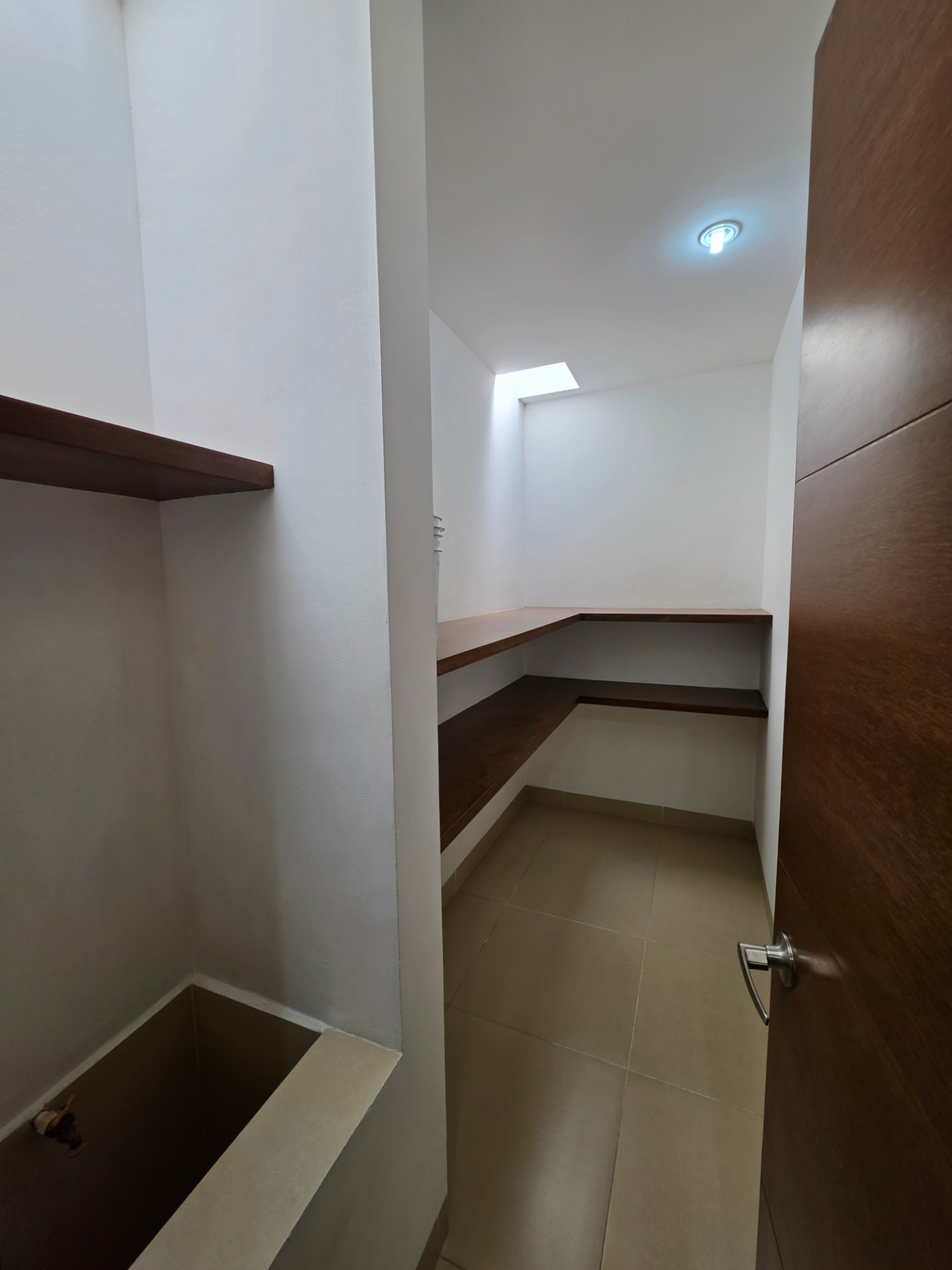 Cuarto de lavado y clóset de blancos