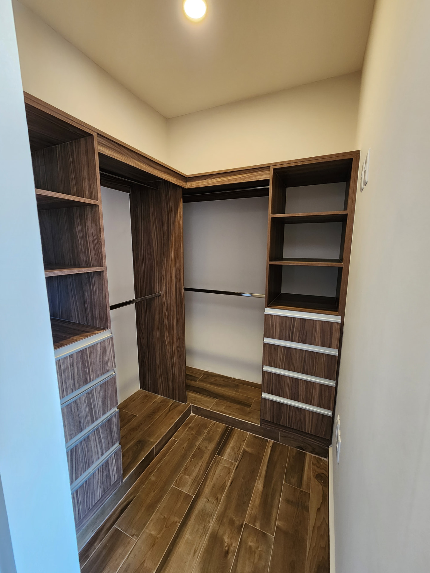 Vestidor de la recámara principal con cajoneras