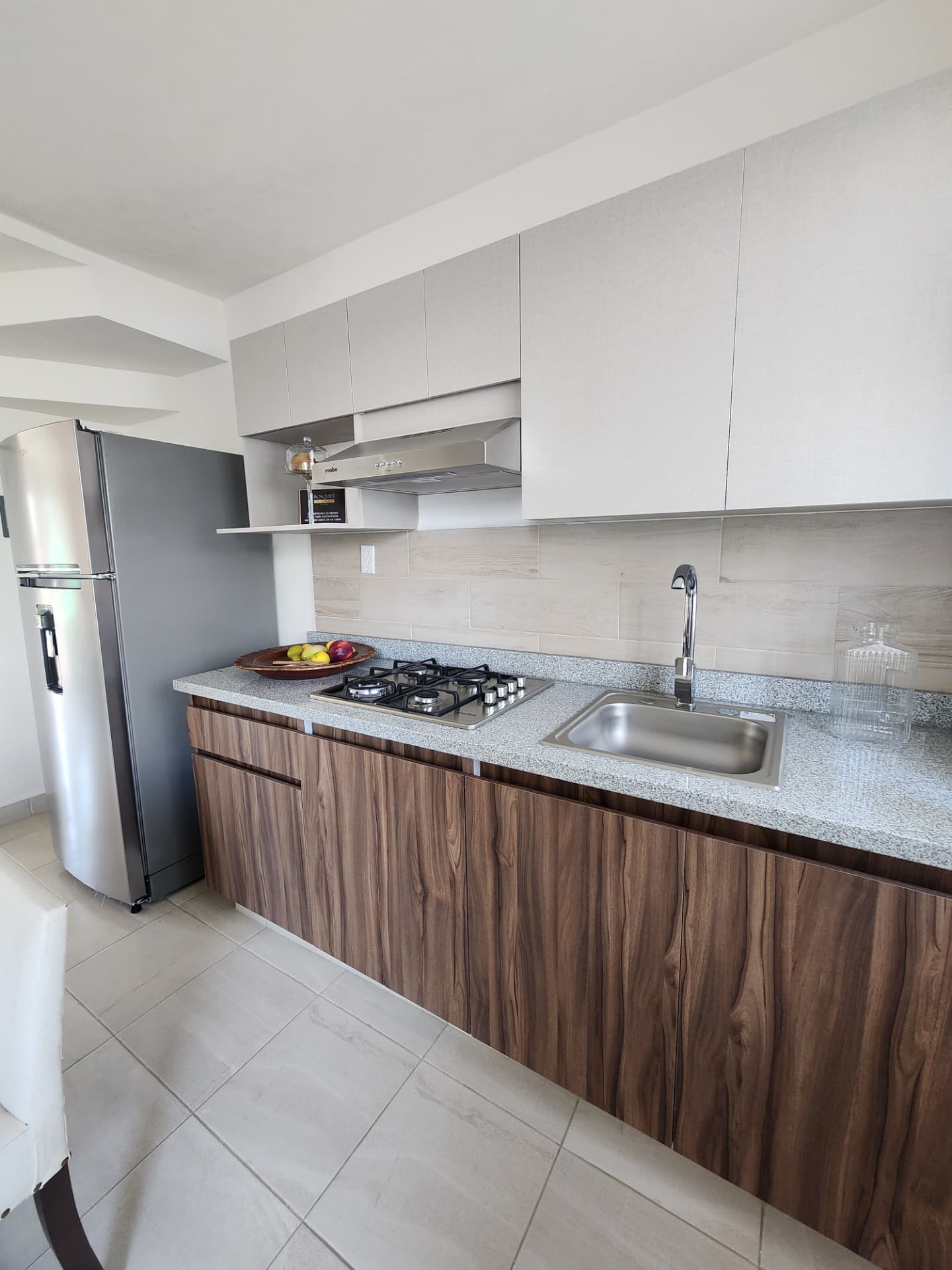 Cocina con cubierta de granito y estufa empotrada