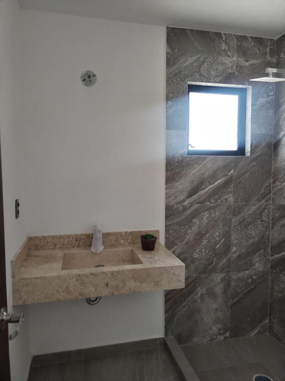 Baño con regadera de mármol