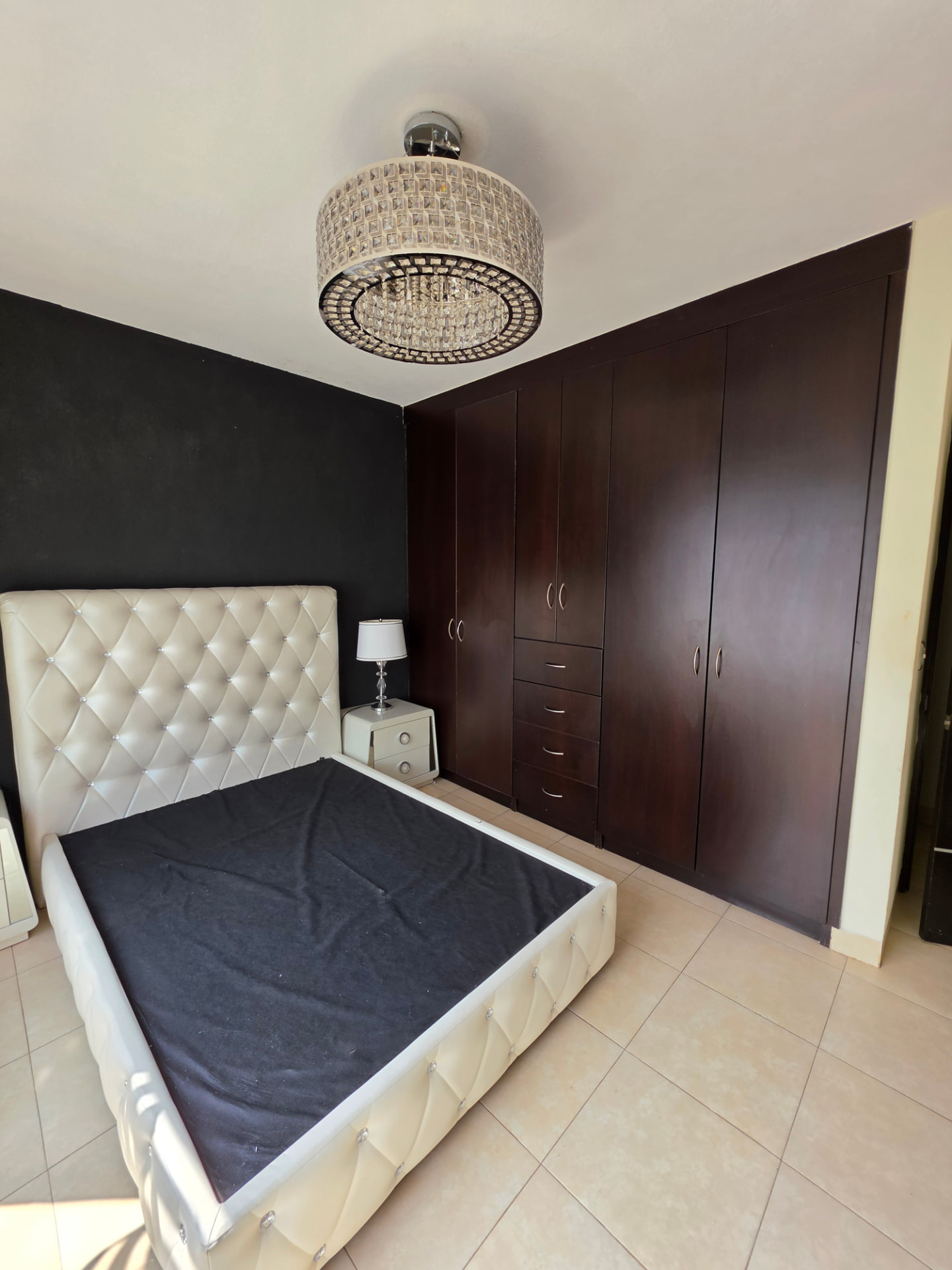 Recámara principal con clóset amplio de madera y muro de acento