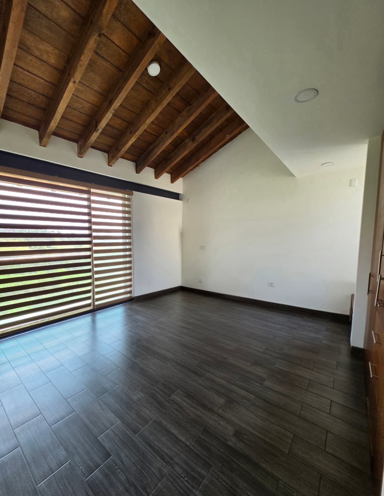 Habitación con techo de vigas de madera