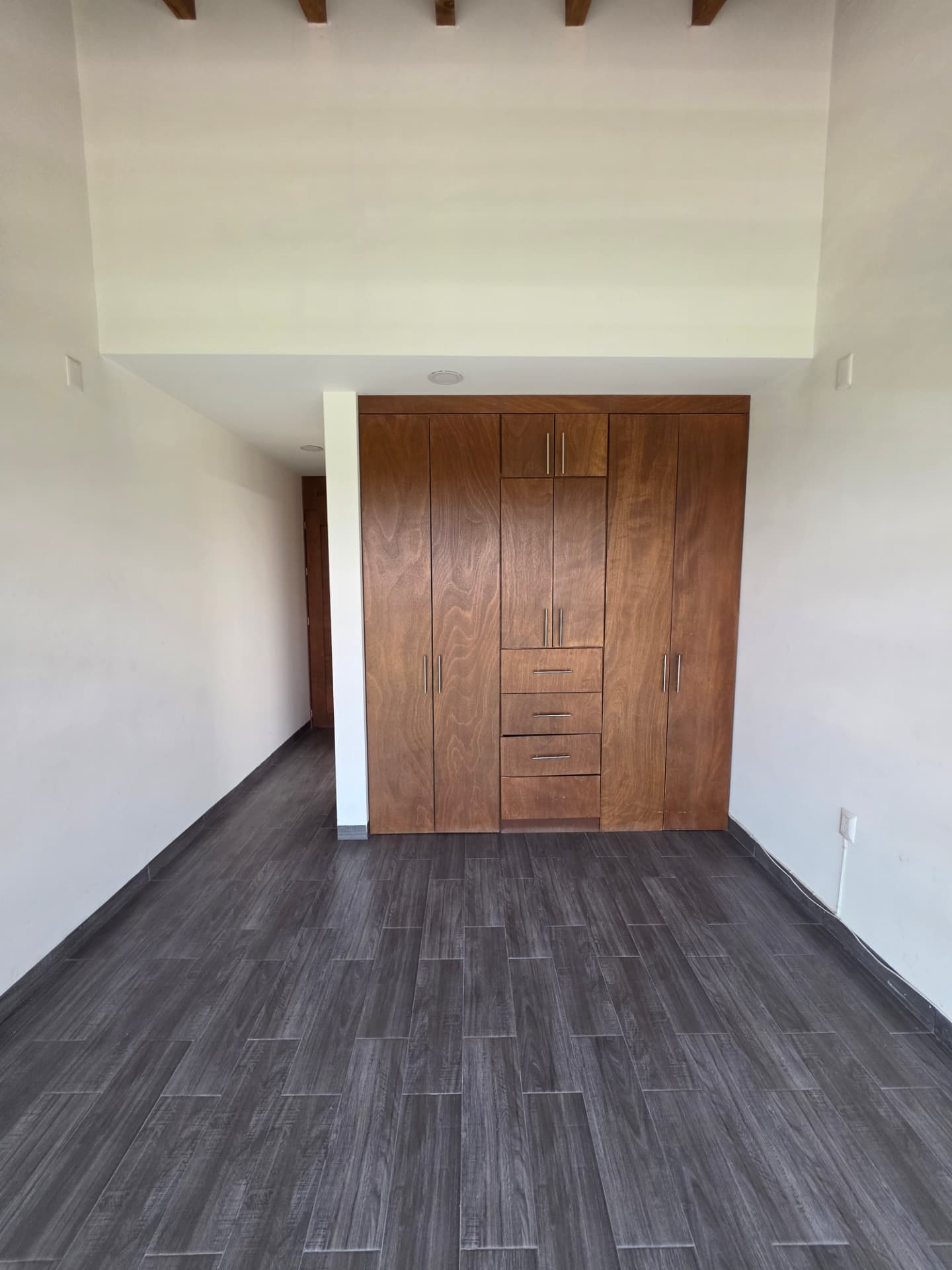 Habitación con clóset de madera