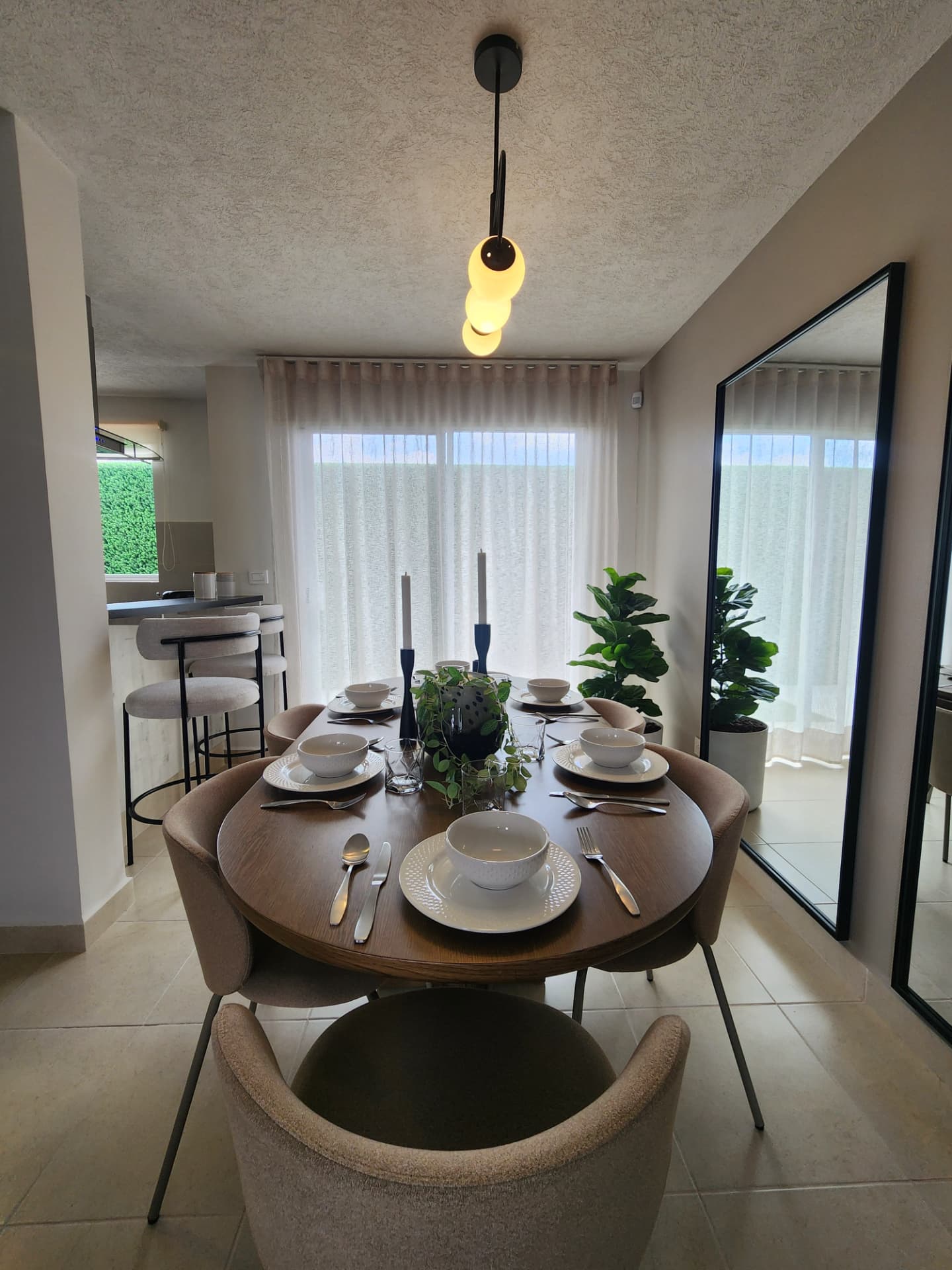 Comedor con ventanal al jardín y barra de cocina