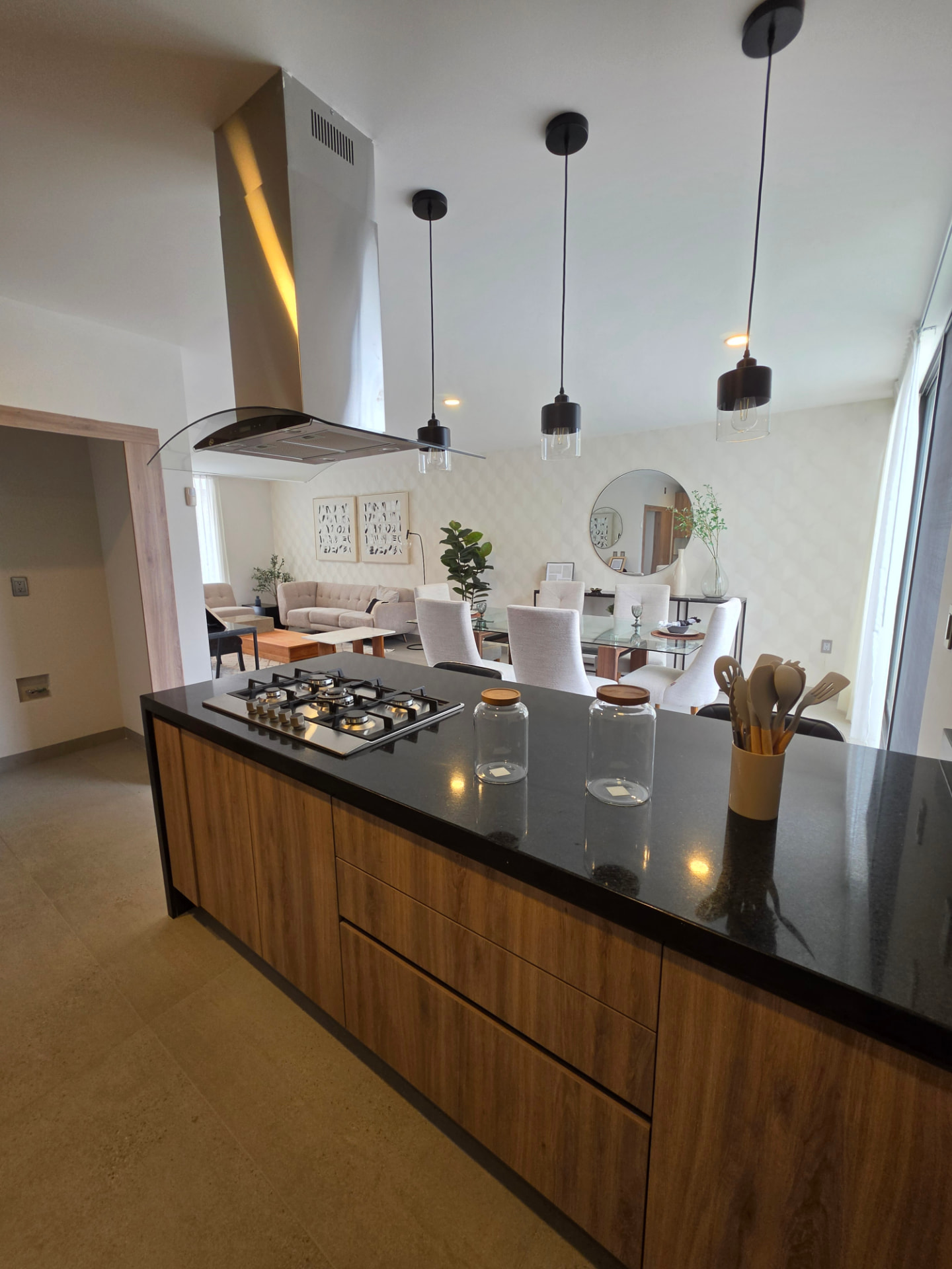 Cocina con isla, parrilla de gas y vista a la estancia