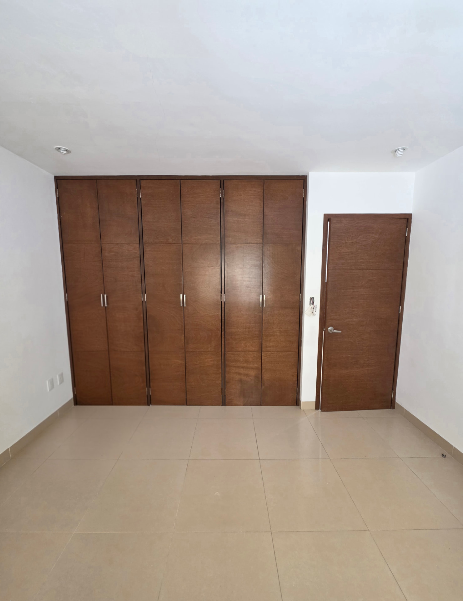 Recámara con clósets de madera