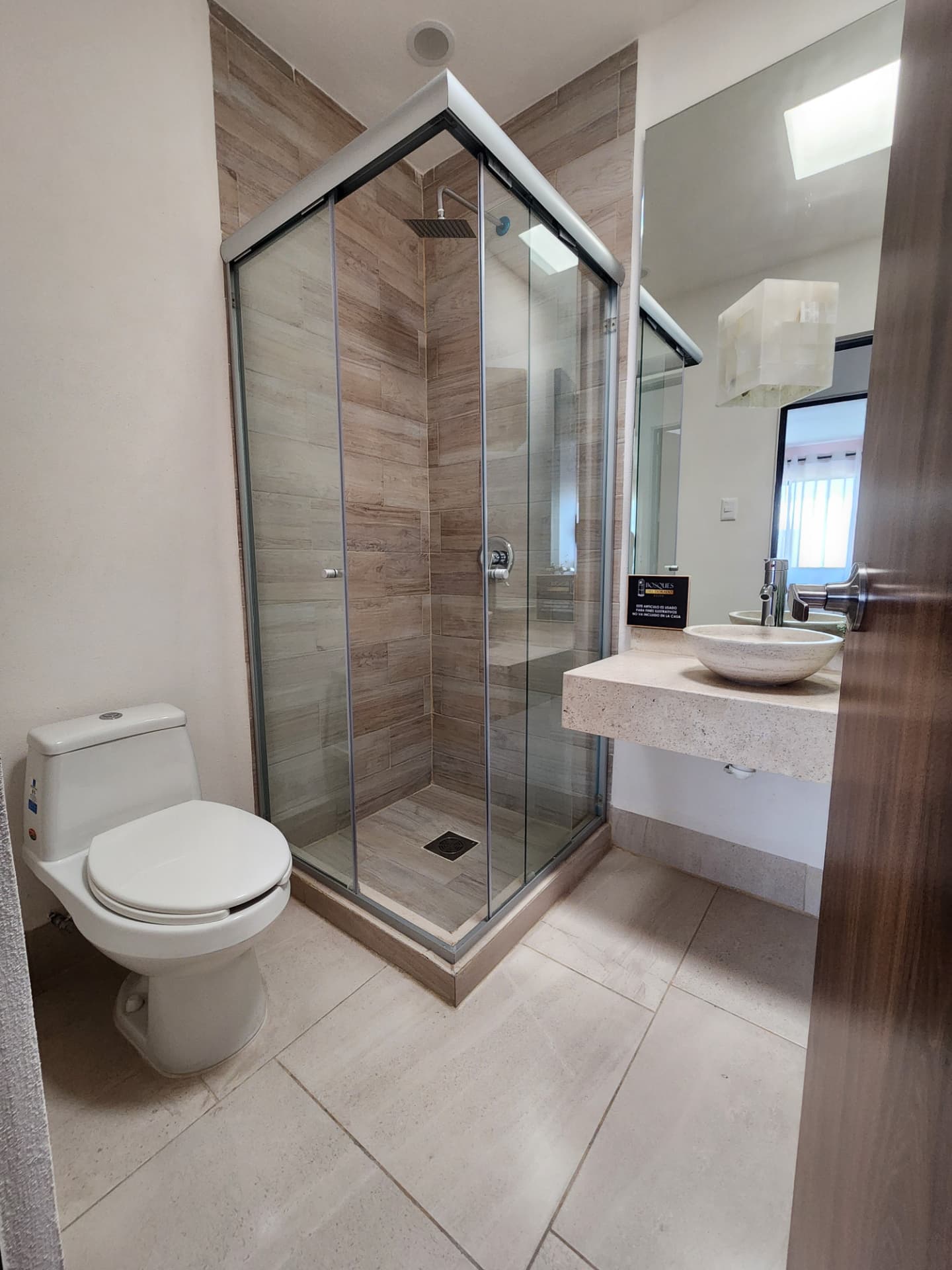 Baño completo con regadera de cristal