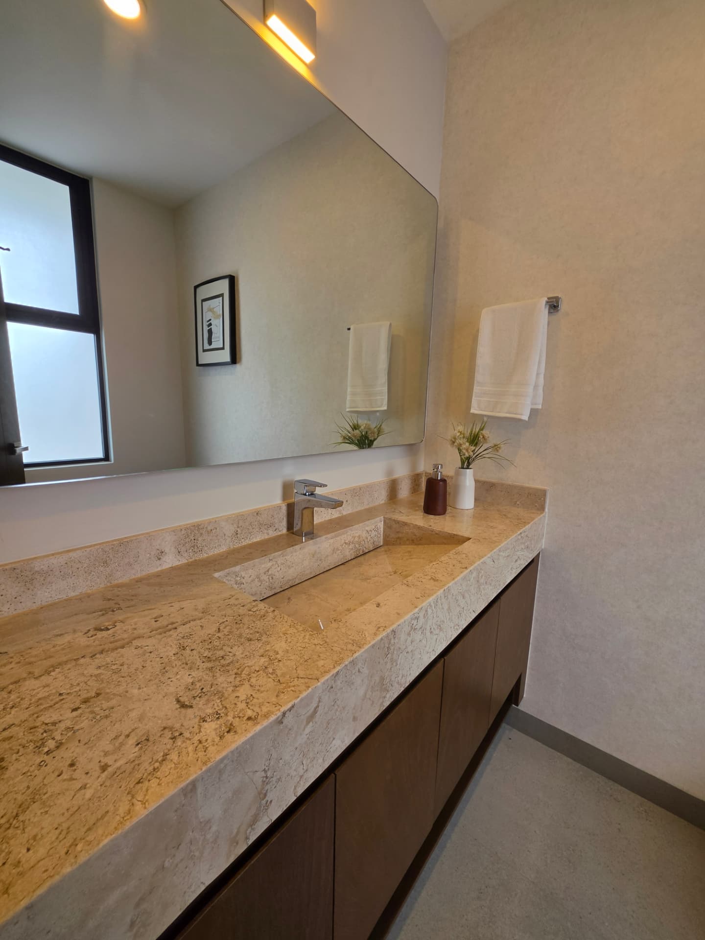 Medio baño con cubierta de mármol y espejo de piso a techo
