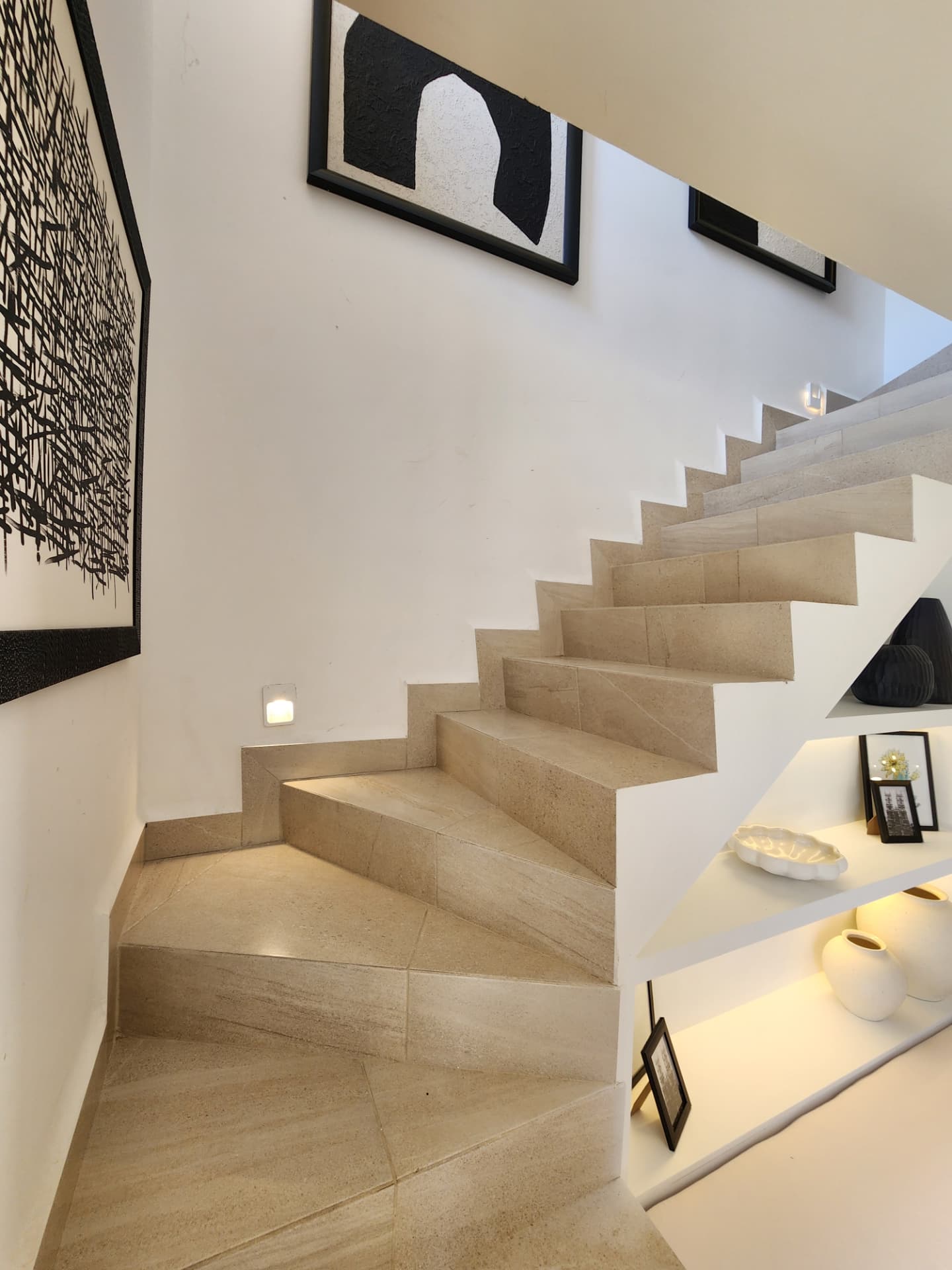Escalera con nichos iluminados