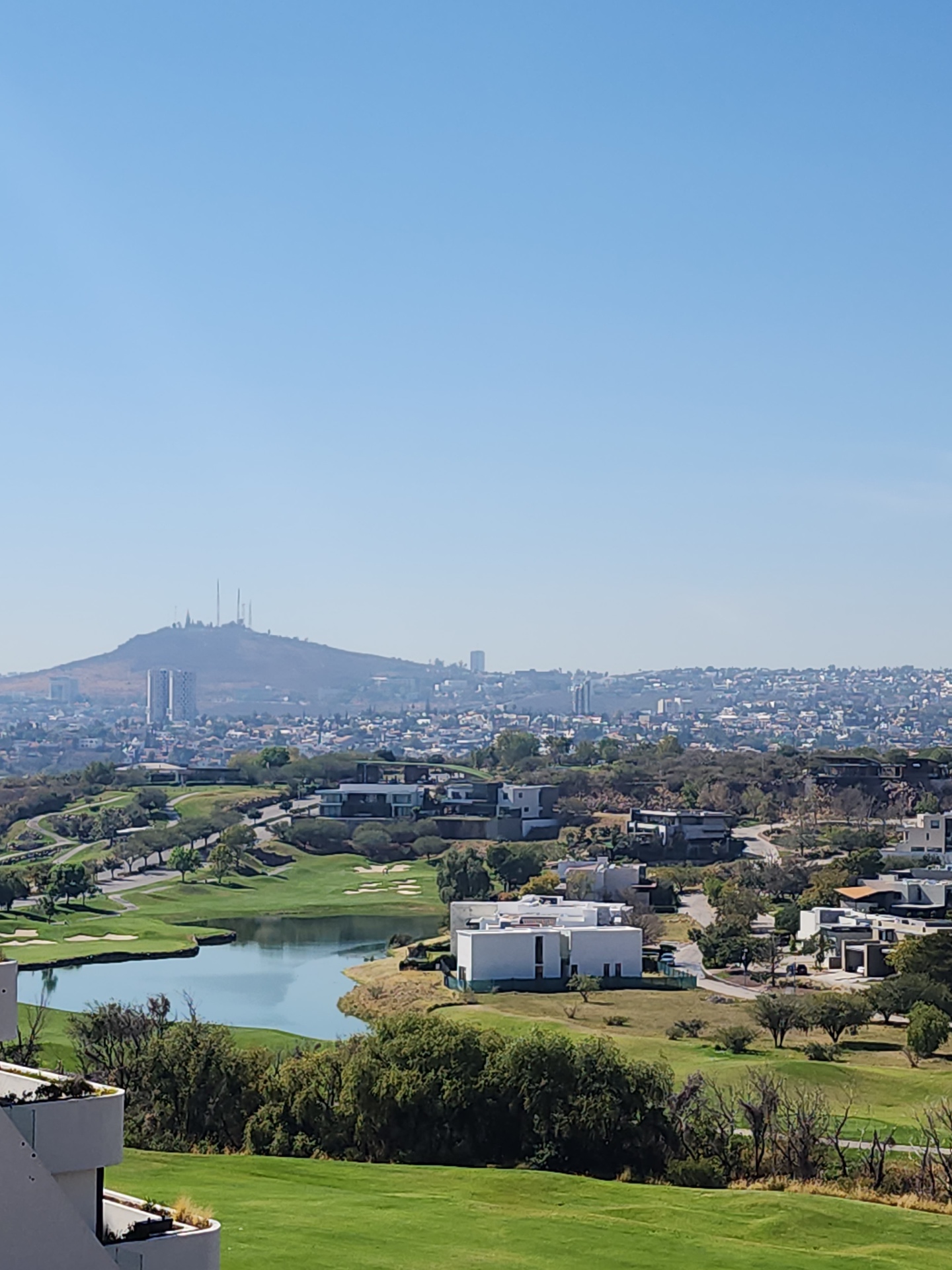 Detalle de la vista al lago y cerro