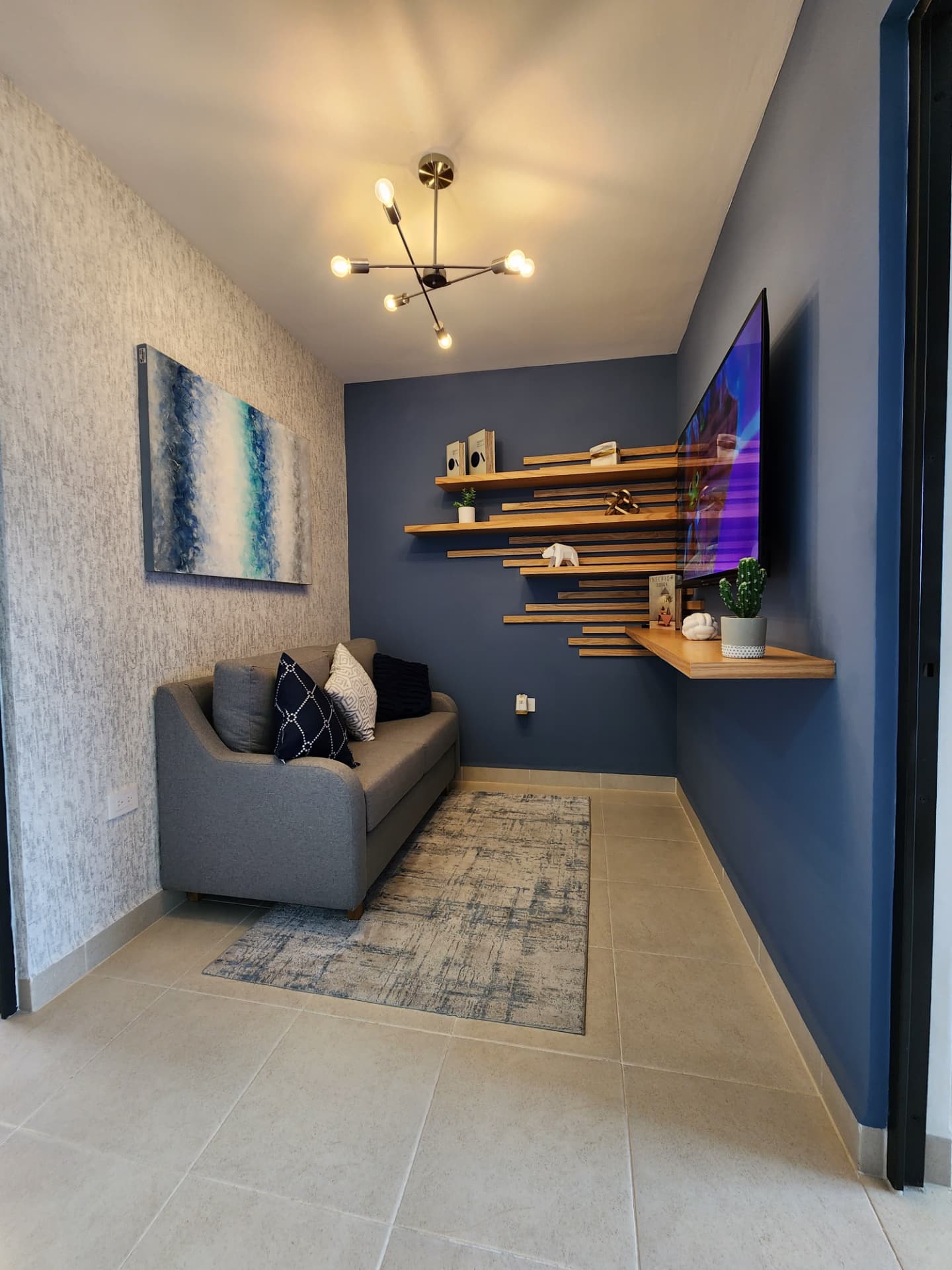Sala de TV en planta alta con muro de acento