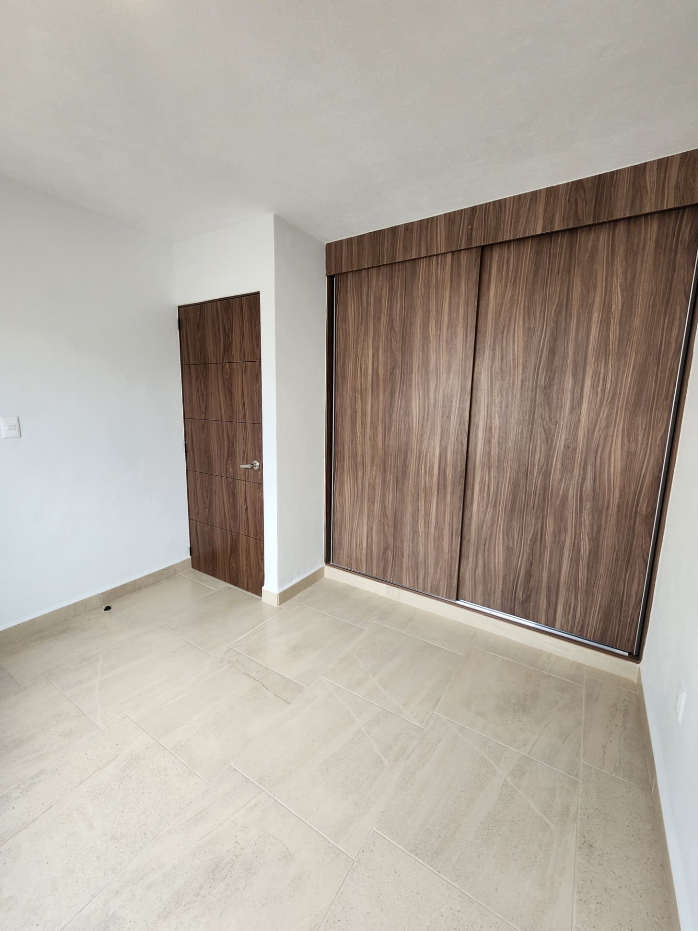 Recámara con closet de piso a techo