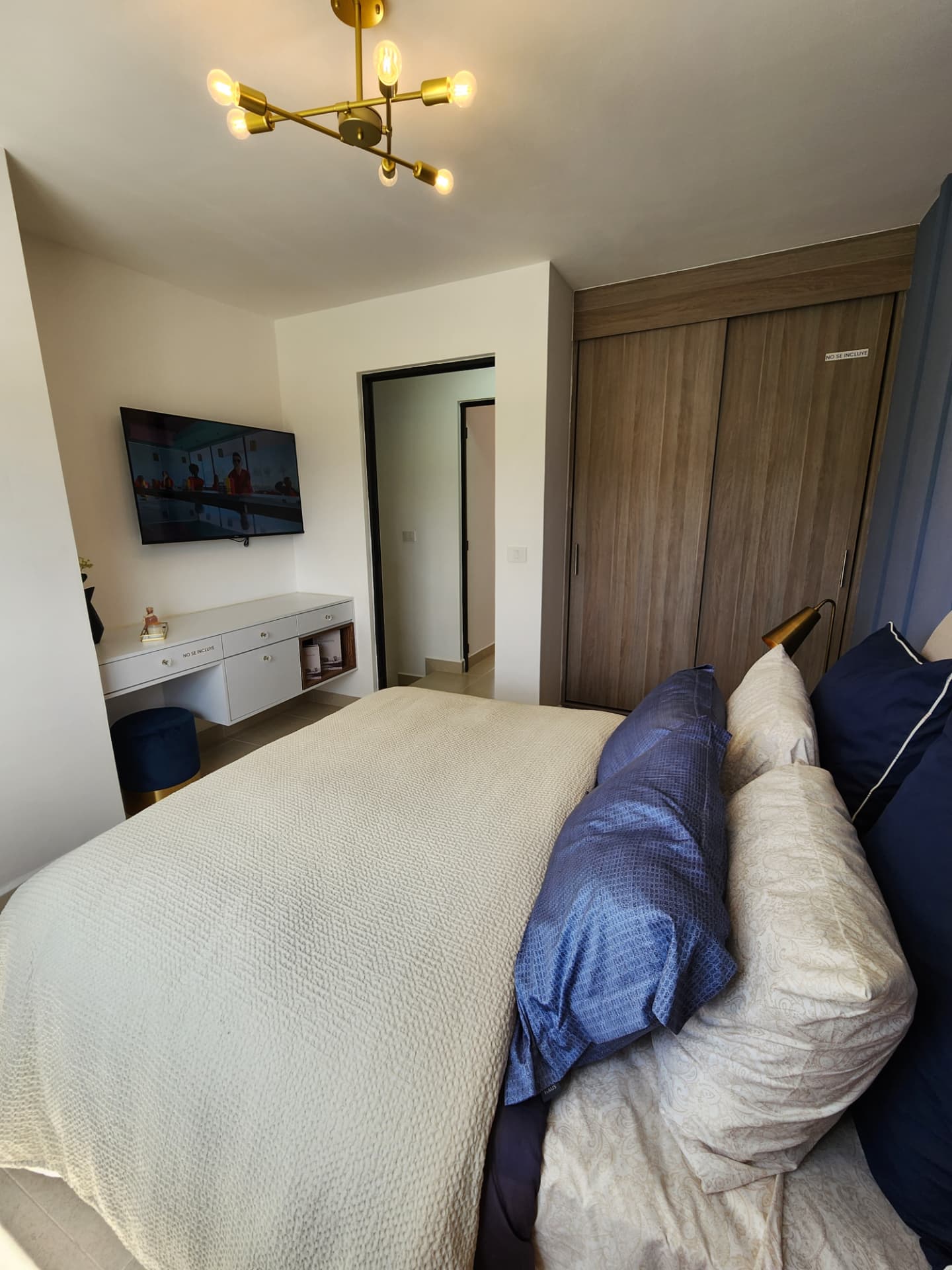 Recámara principal con closet y área de tocador