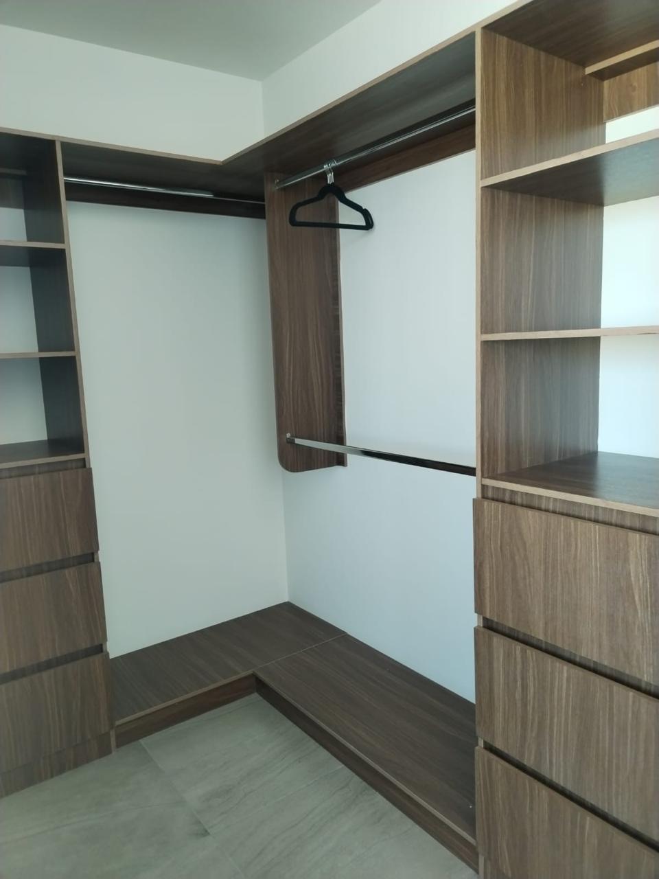 Vestidor con cajonería en madera