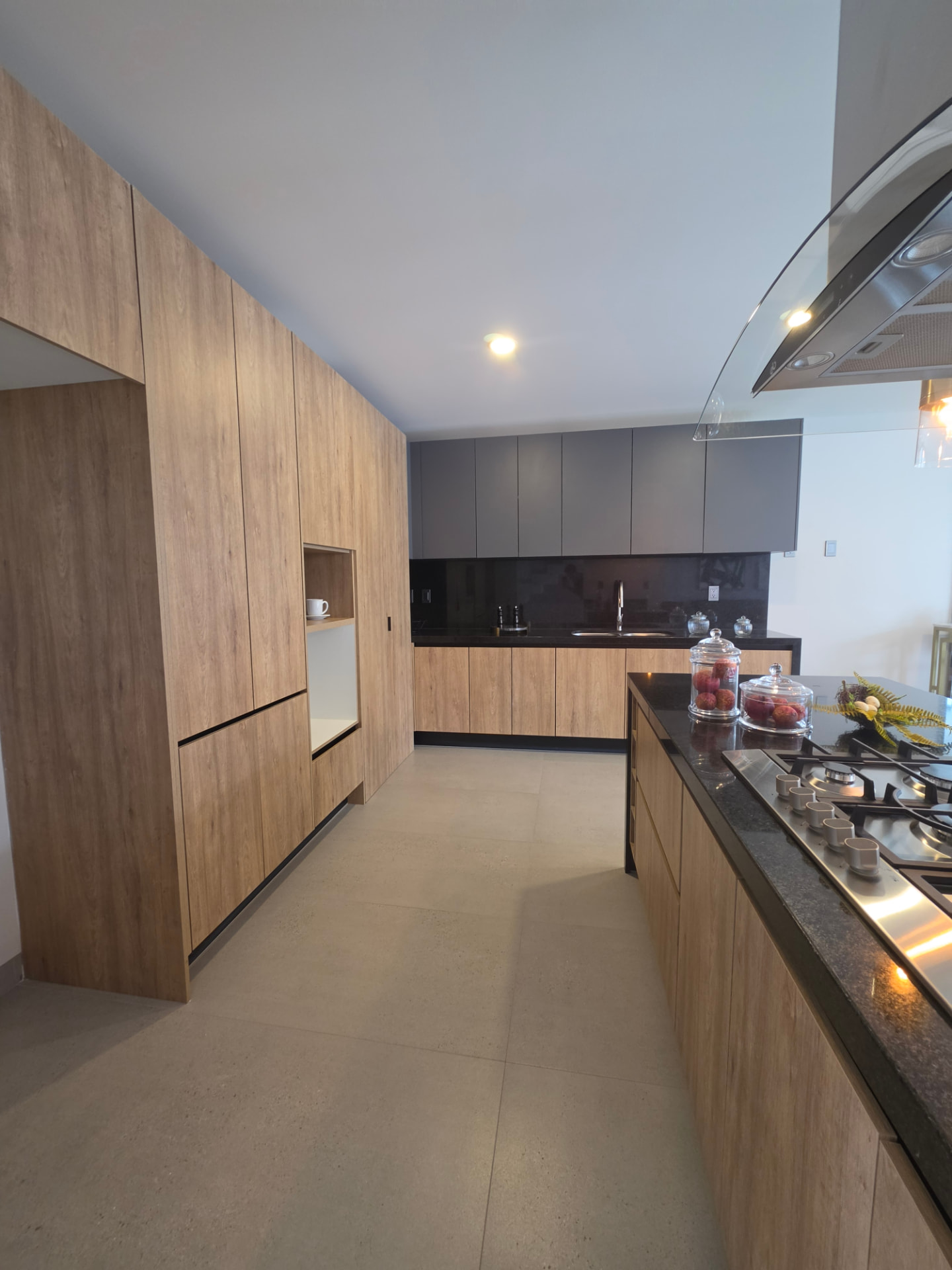 Cocina con barra, isla de granito y campana de isla