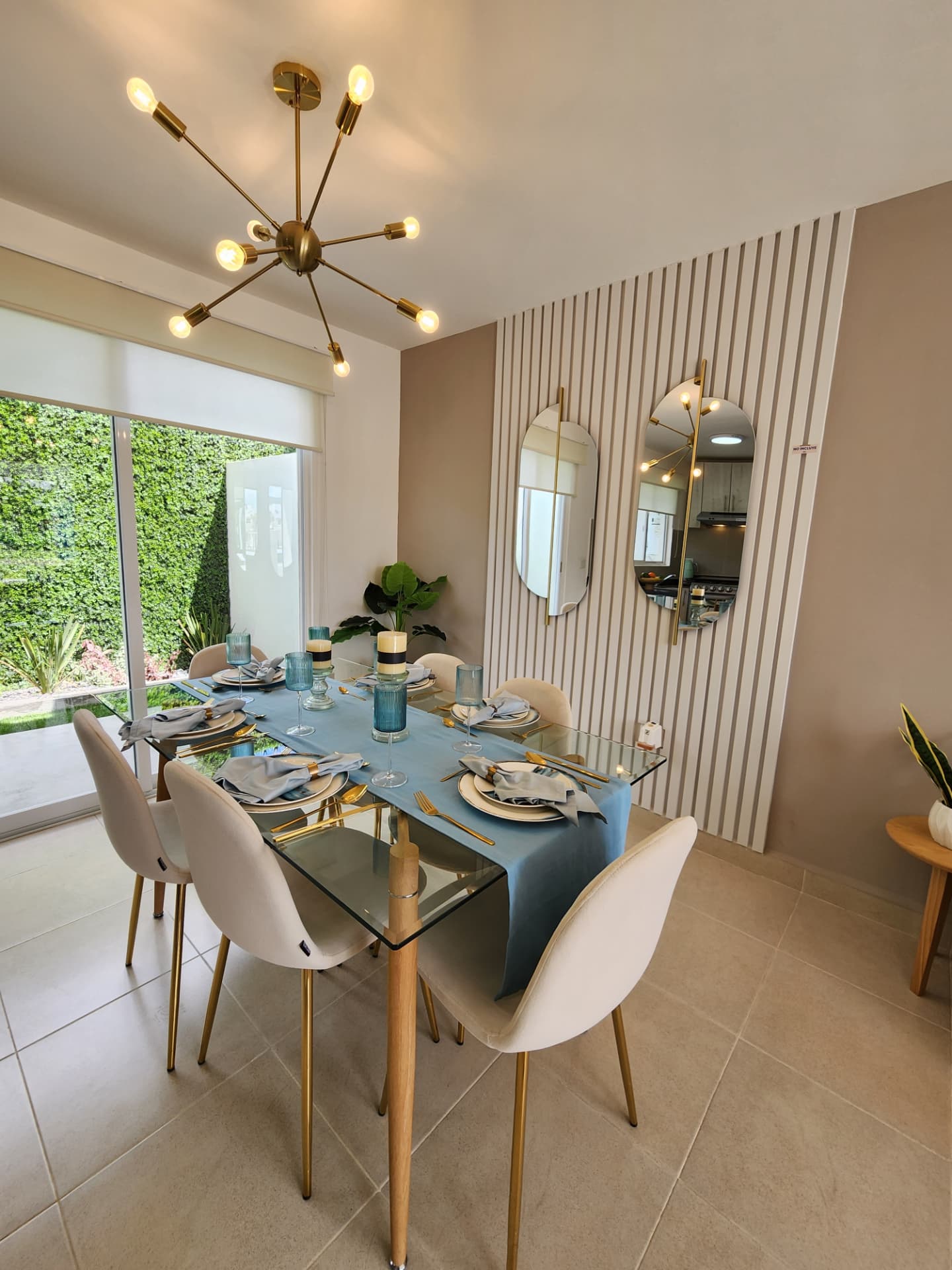 Comedor con muro de acento y ventanal al jardín