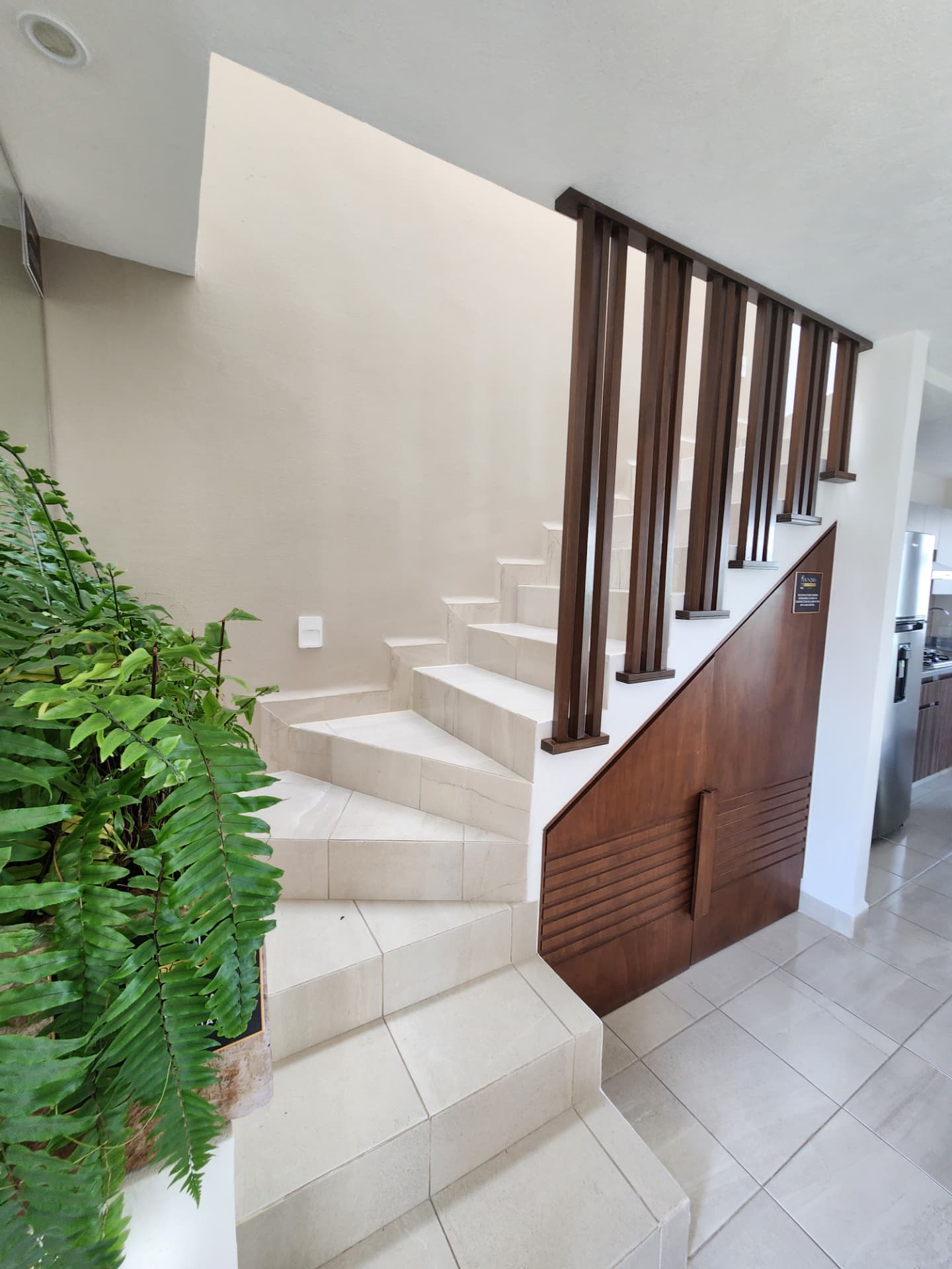Escalera con barandal de madera y cajones de almacenaje