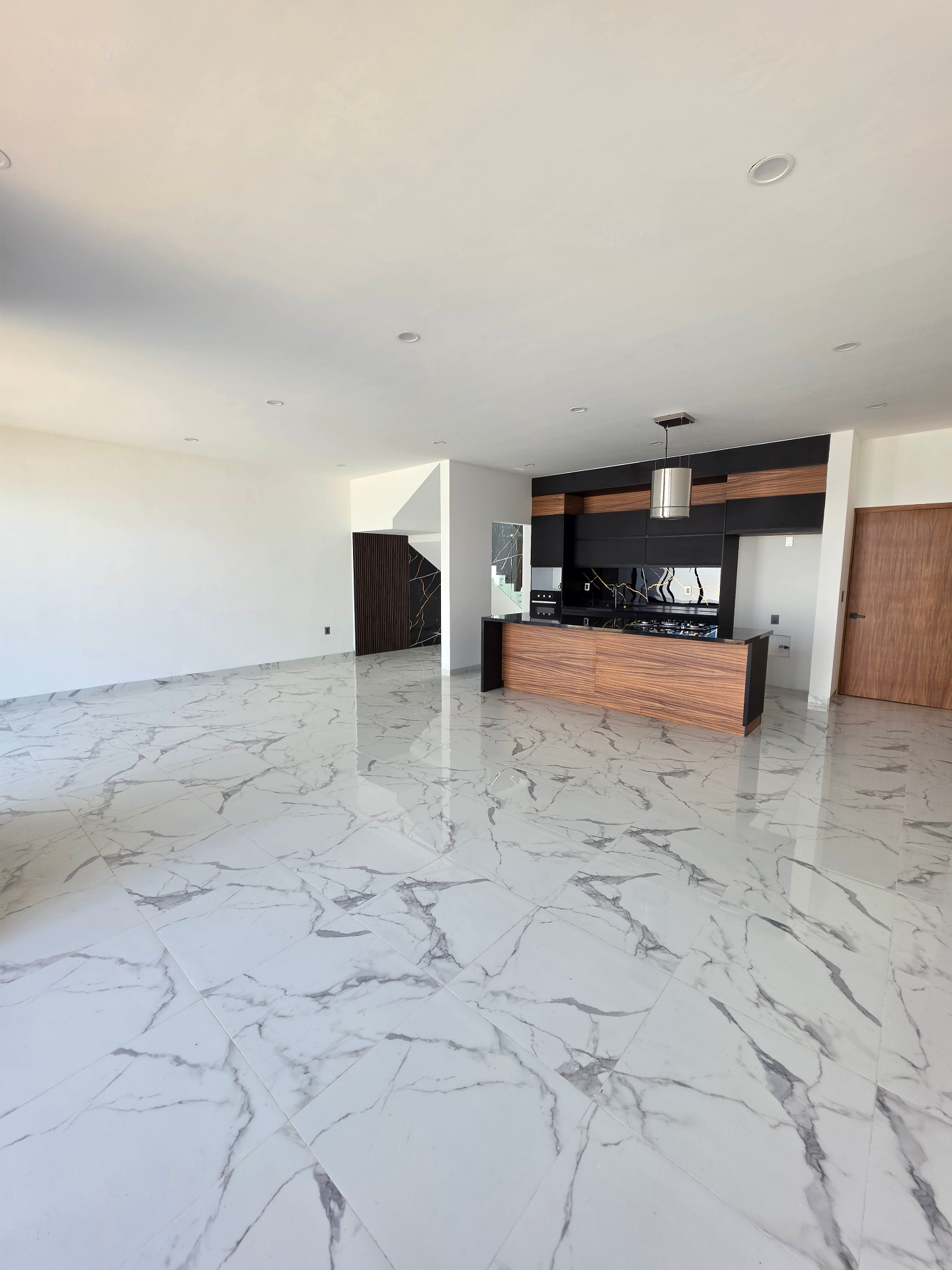 Amplia sala-comedor con piso porcelánico tipo mármol