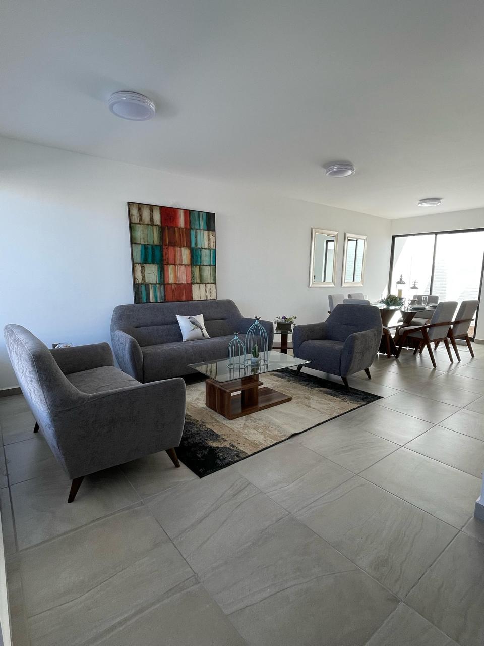 Sala amplia con acceso al comedor
