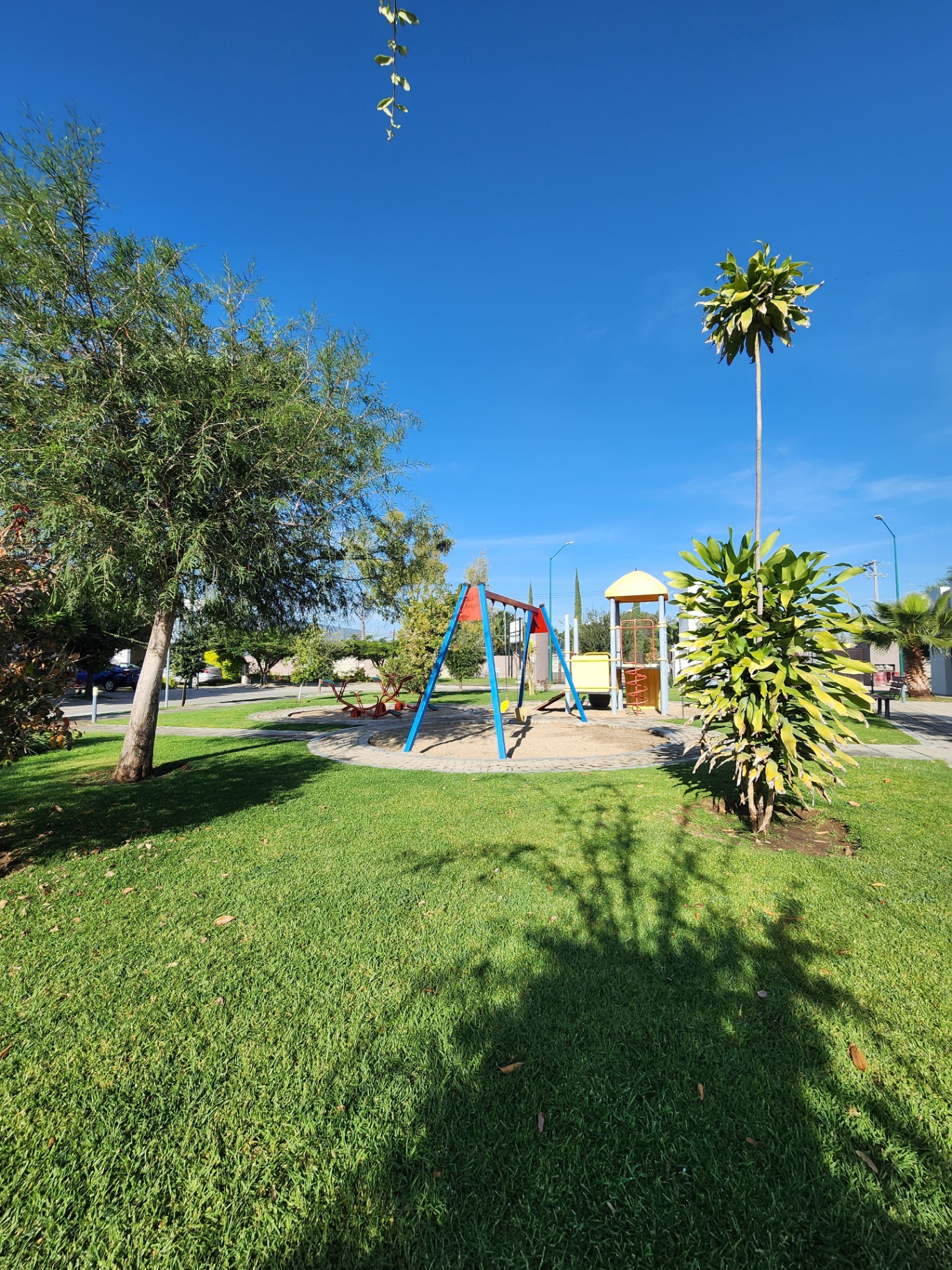 Parque interior con juegos infantiles