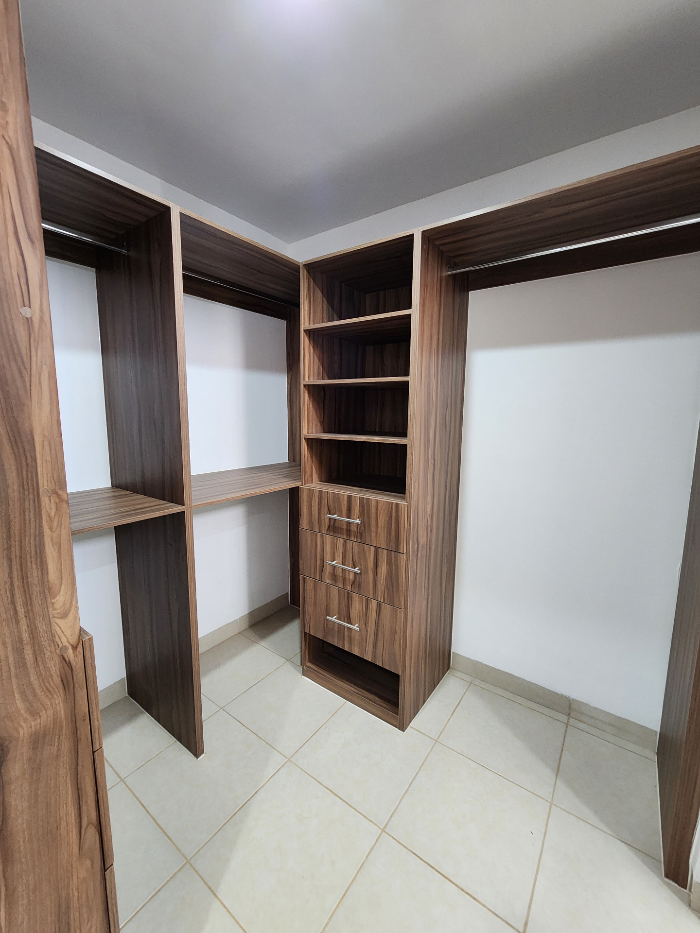 Vestidor con cajoneras y entrepaños