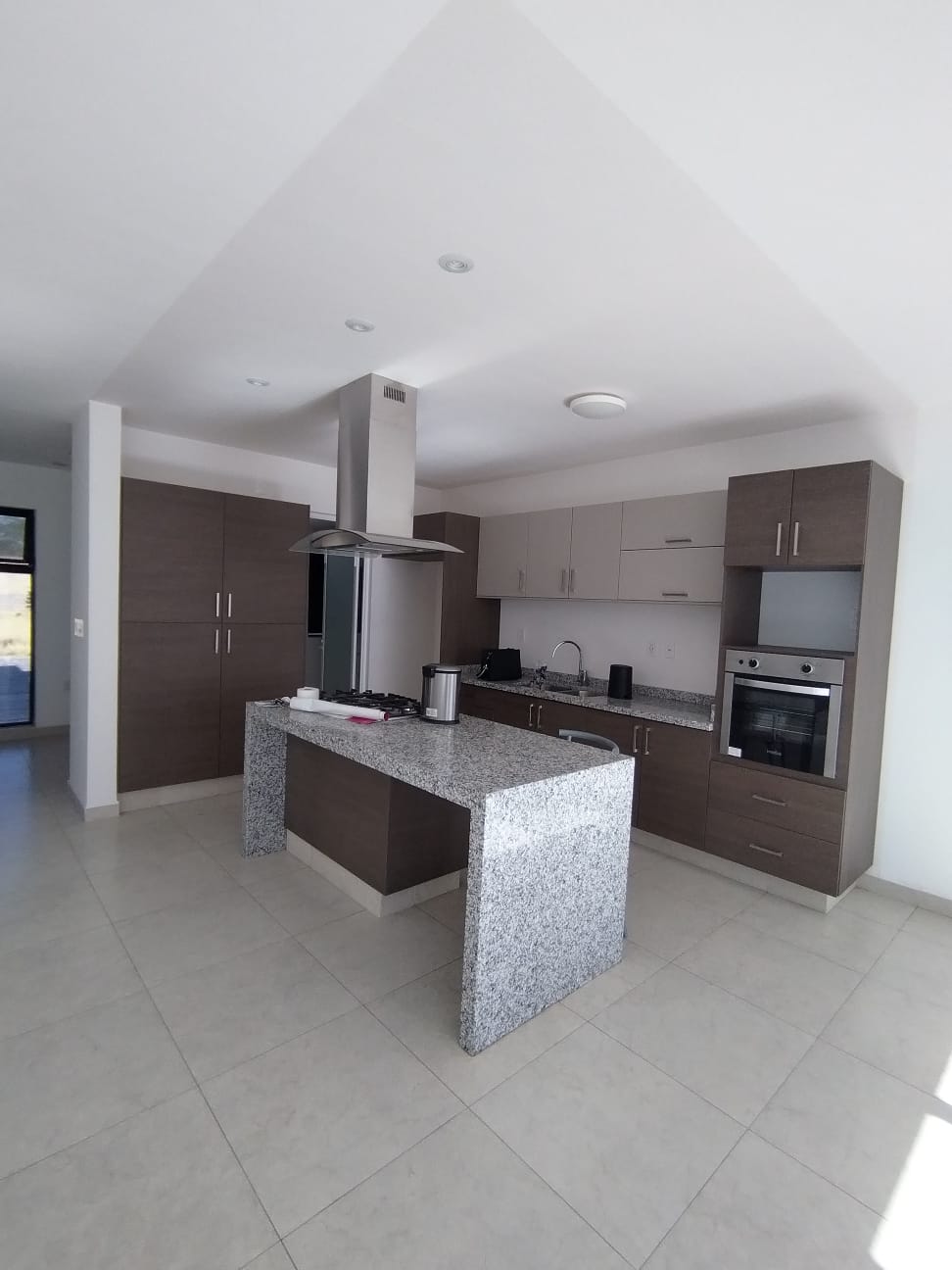 Cocina integral equipada con isla de granito