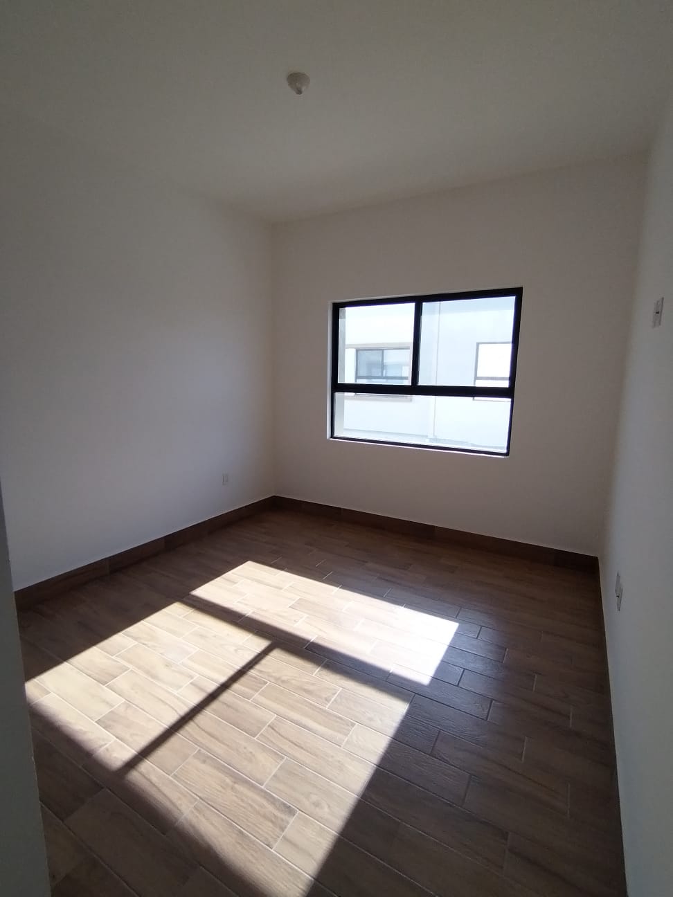 Recámara secundaria con piso de madera