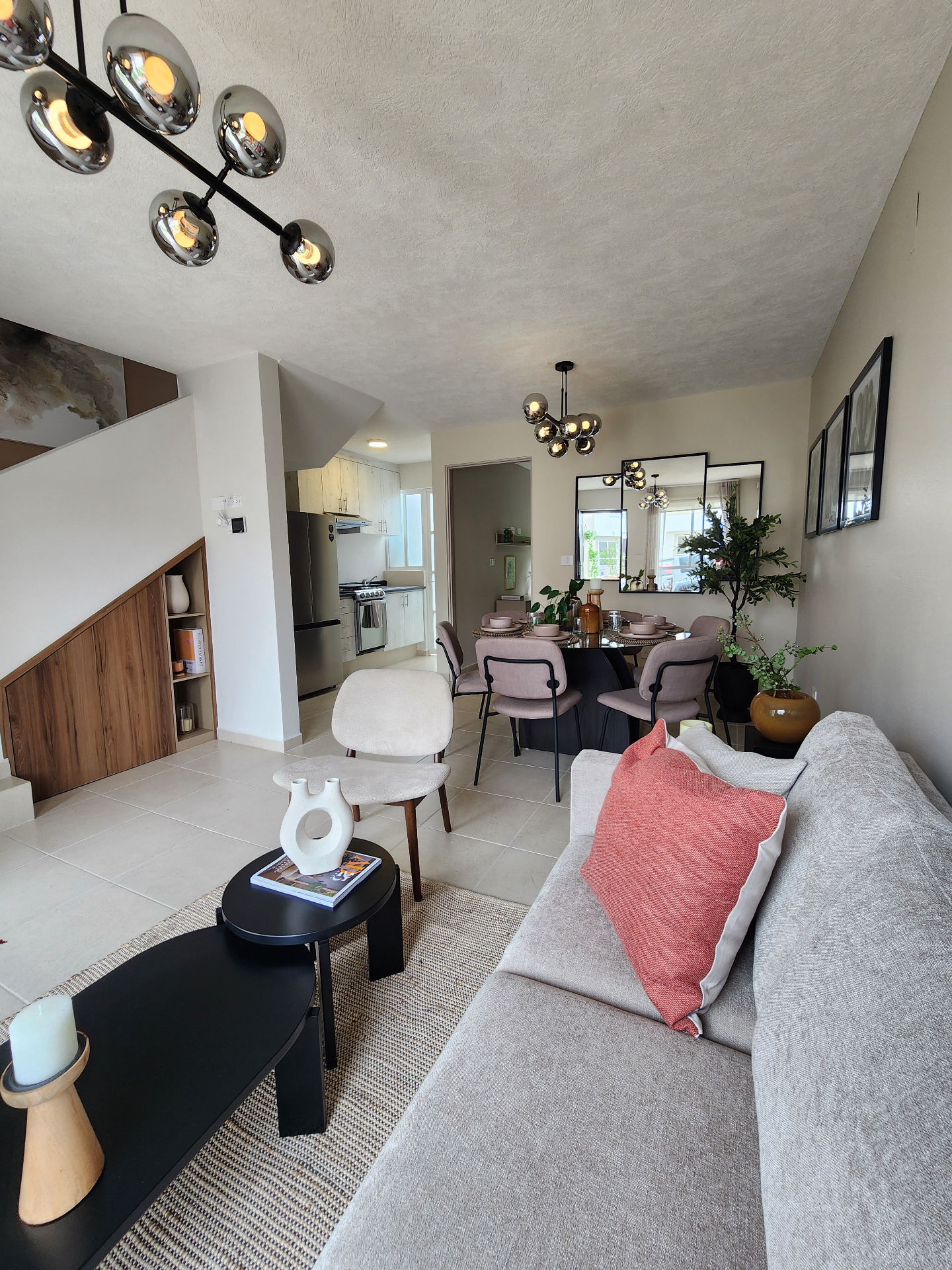 Sala con escalera y vista a cocina