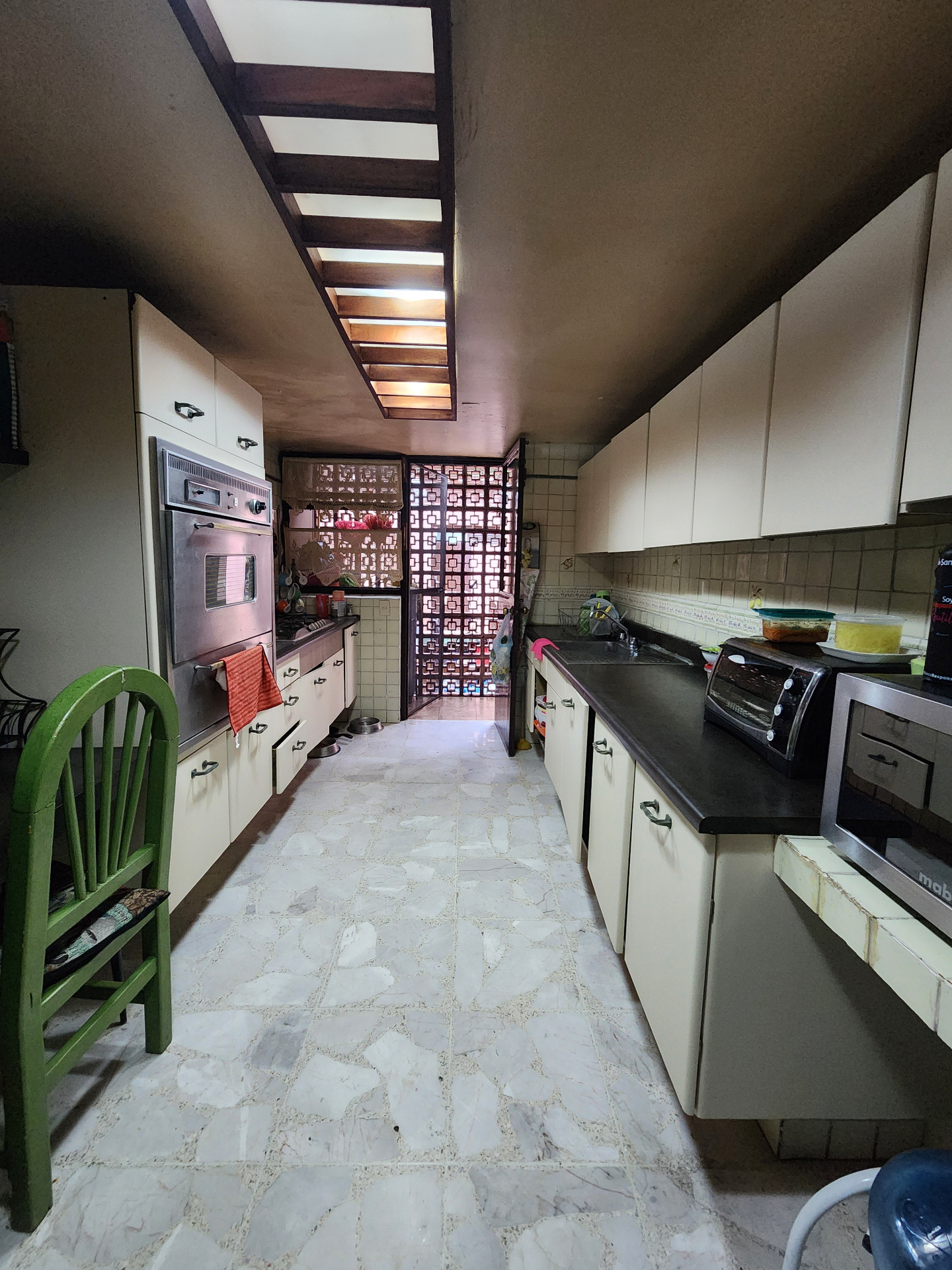Cocina amplia con tragaluz