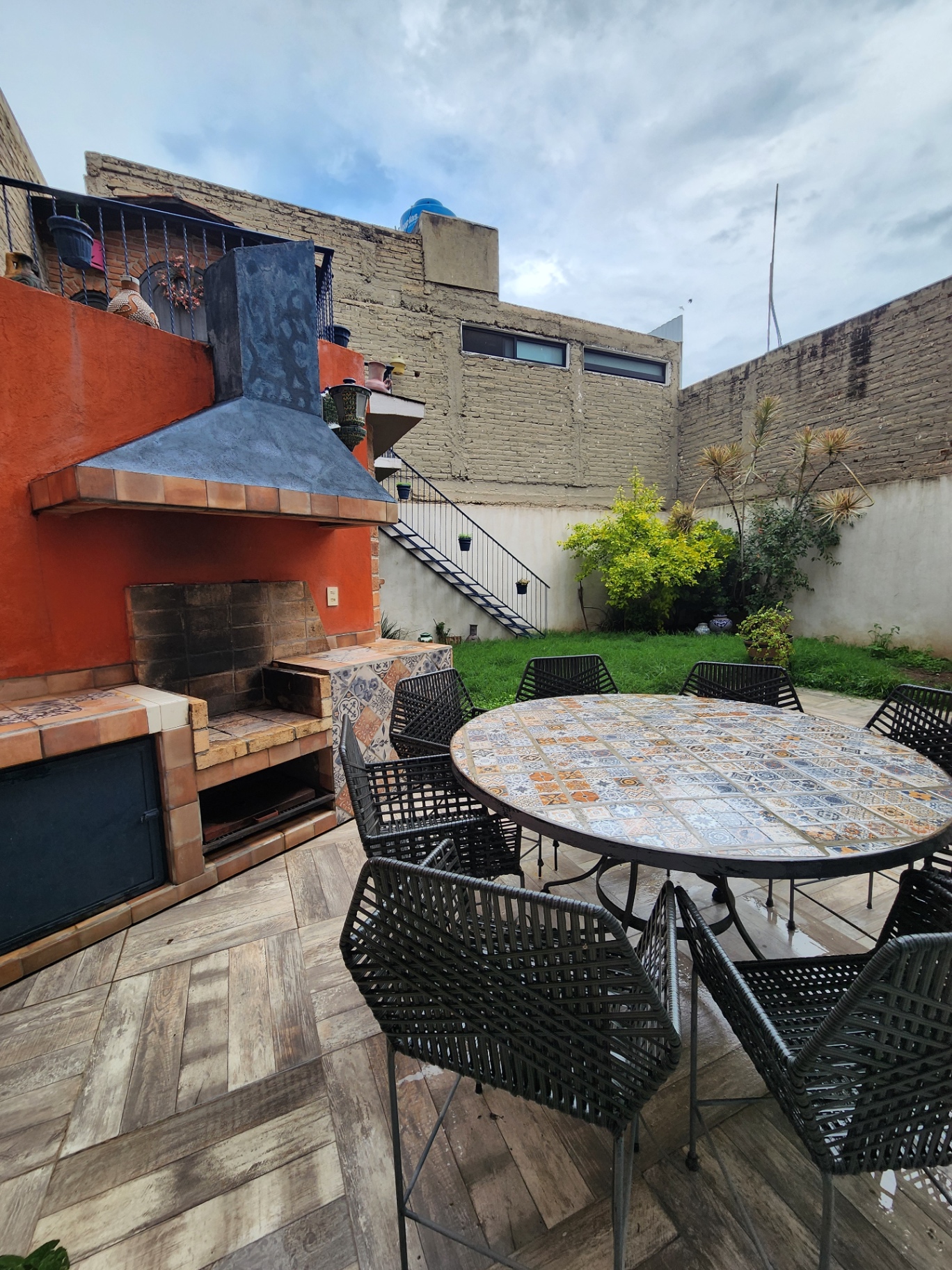 Asador y área de mesa