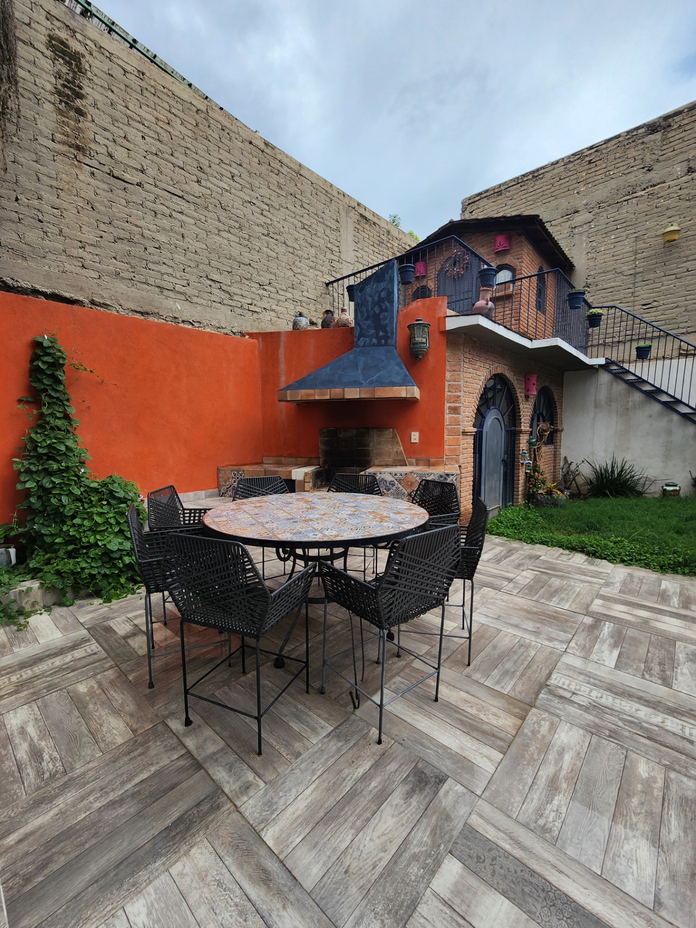 Terraza con casita posterior