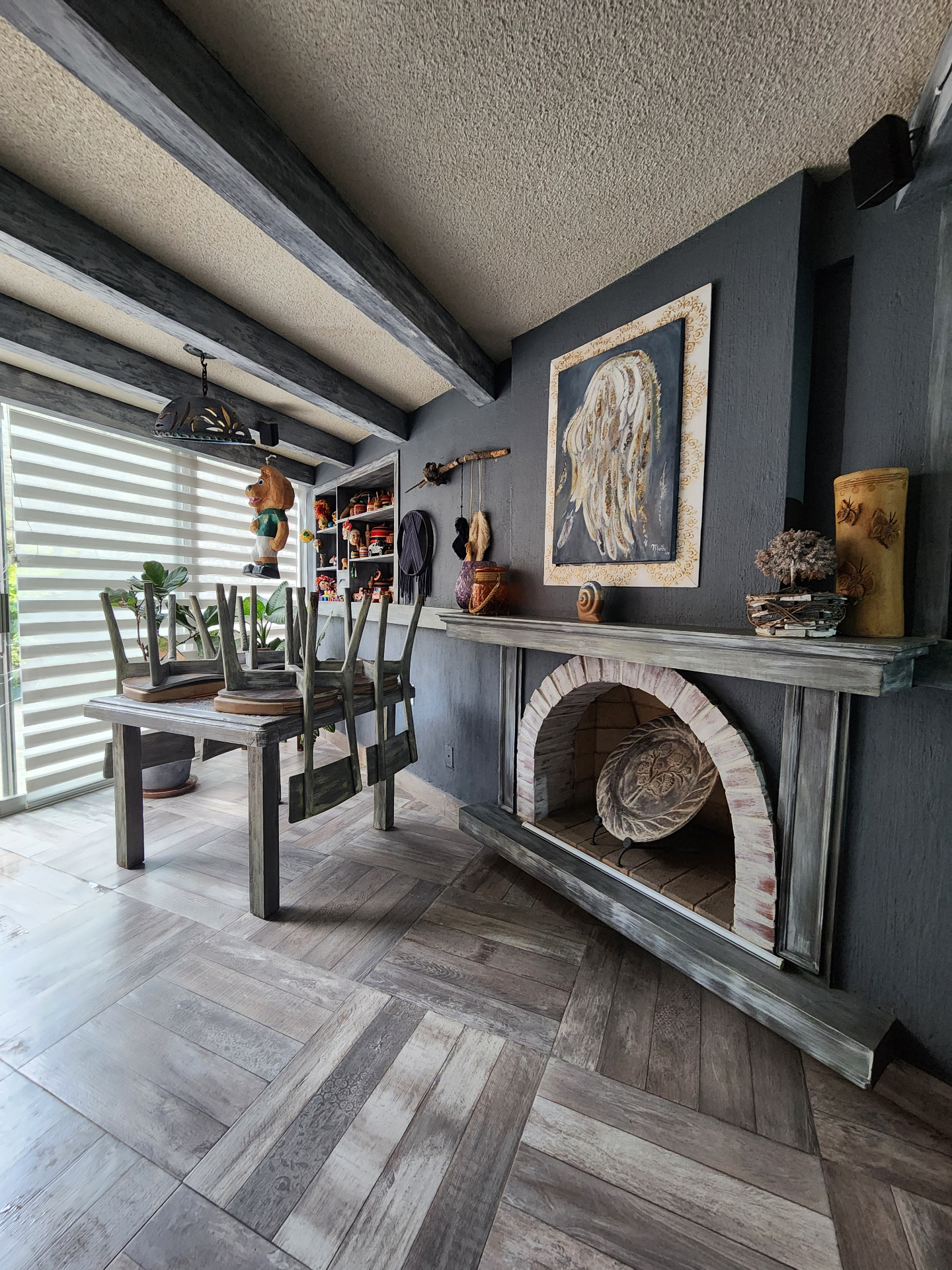 Sala de TV con chimenea