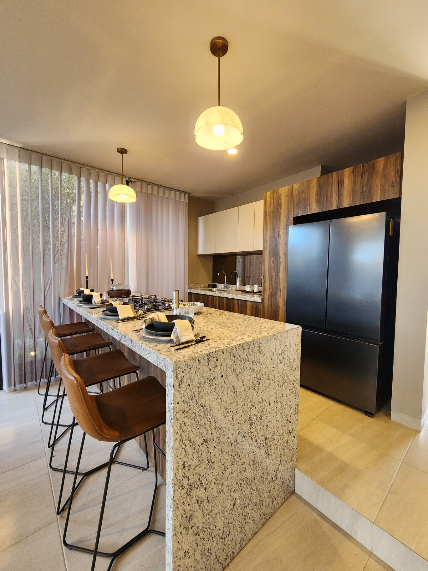 Cocina con isla de granito